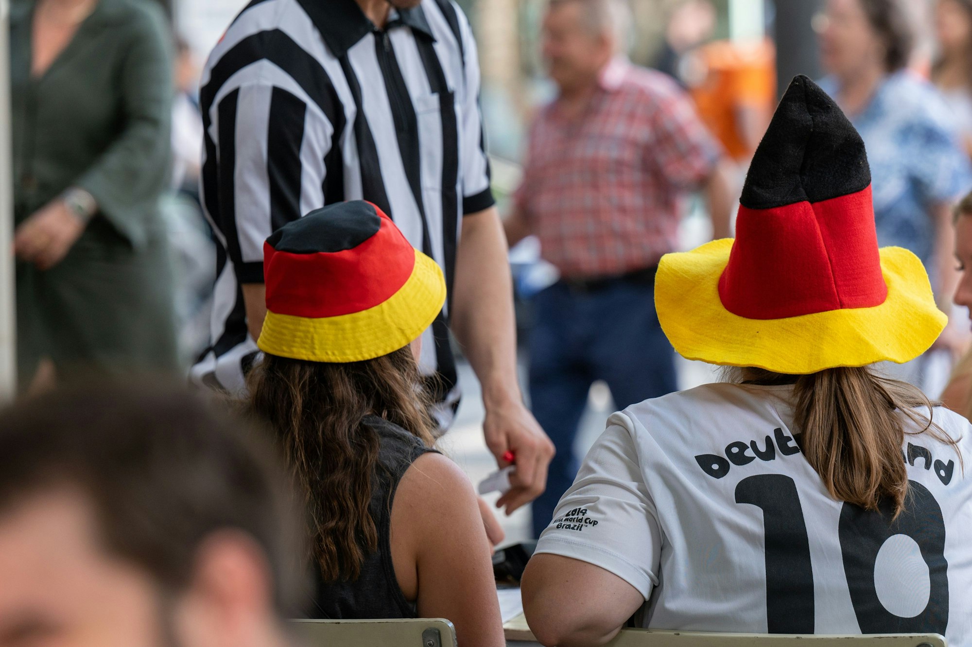 Fans schauen ein Fußballspiel