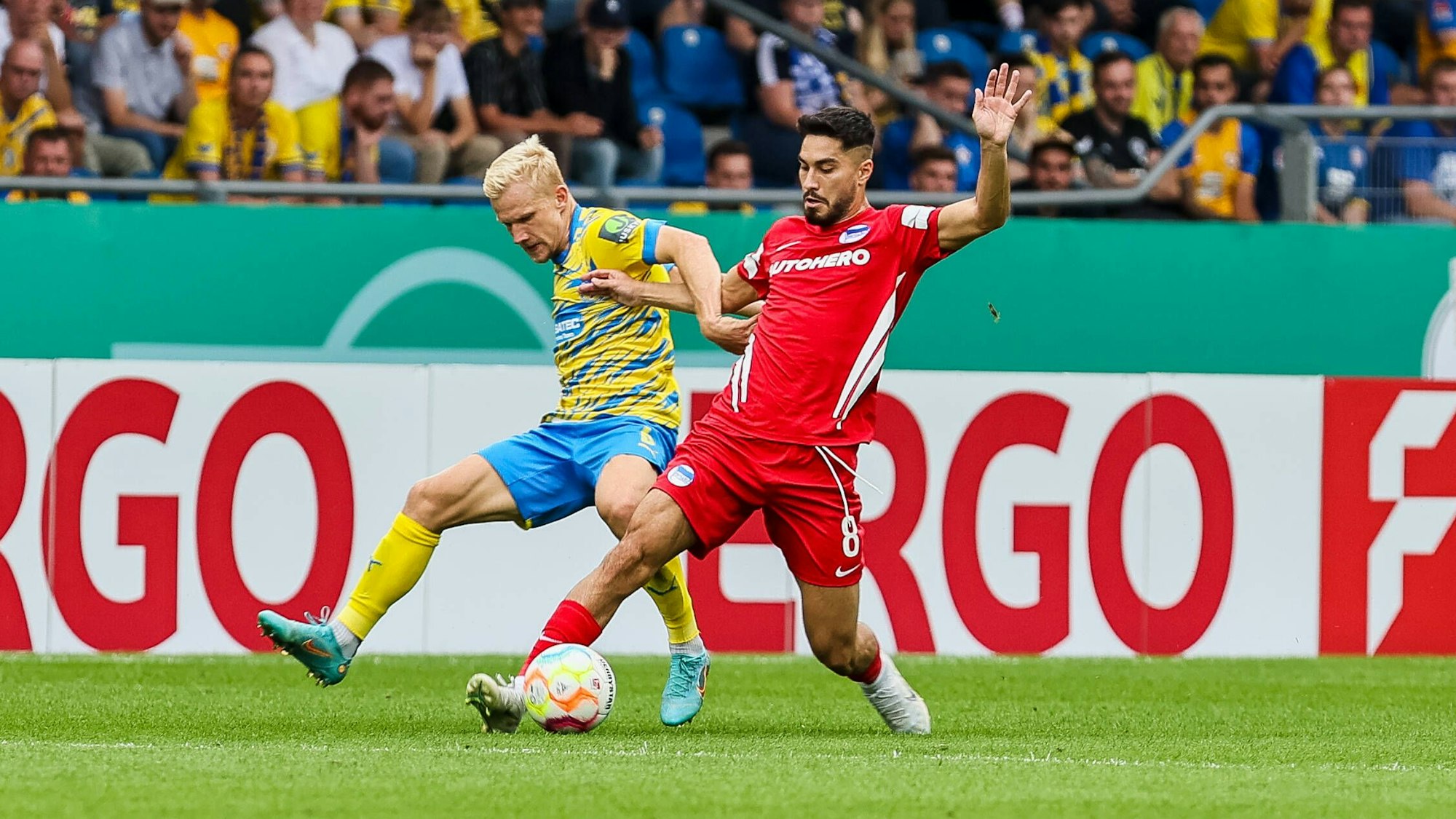 Berlins Suat Serdar (r.) und Eintrachts Bryan Henning (l.) im Zweikampf.