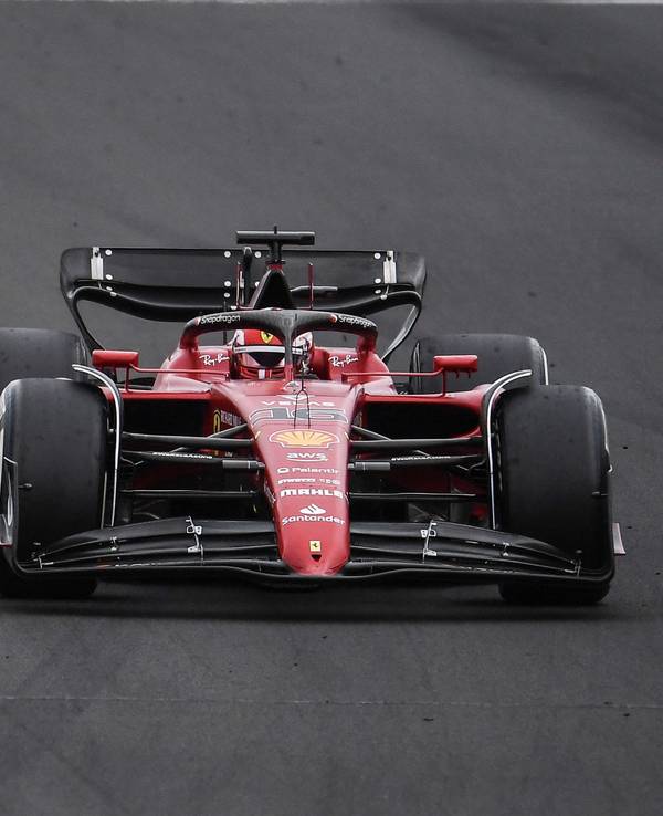 Max Verstappen überholt Charles Leclerc.
