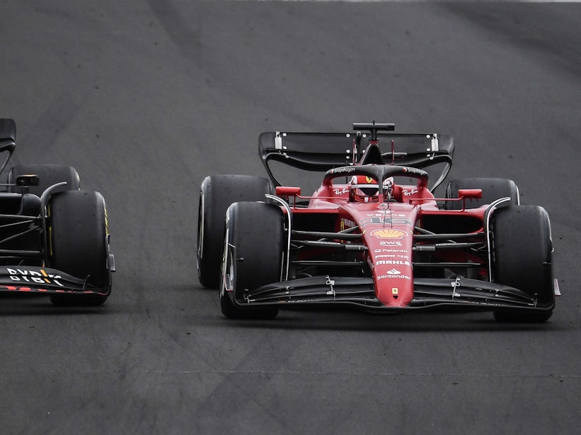 Max Verstappen überholt Charles Leclerc.