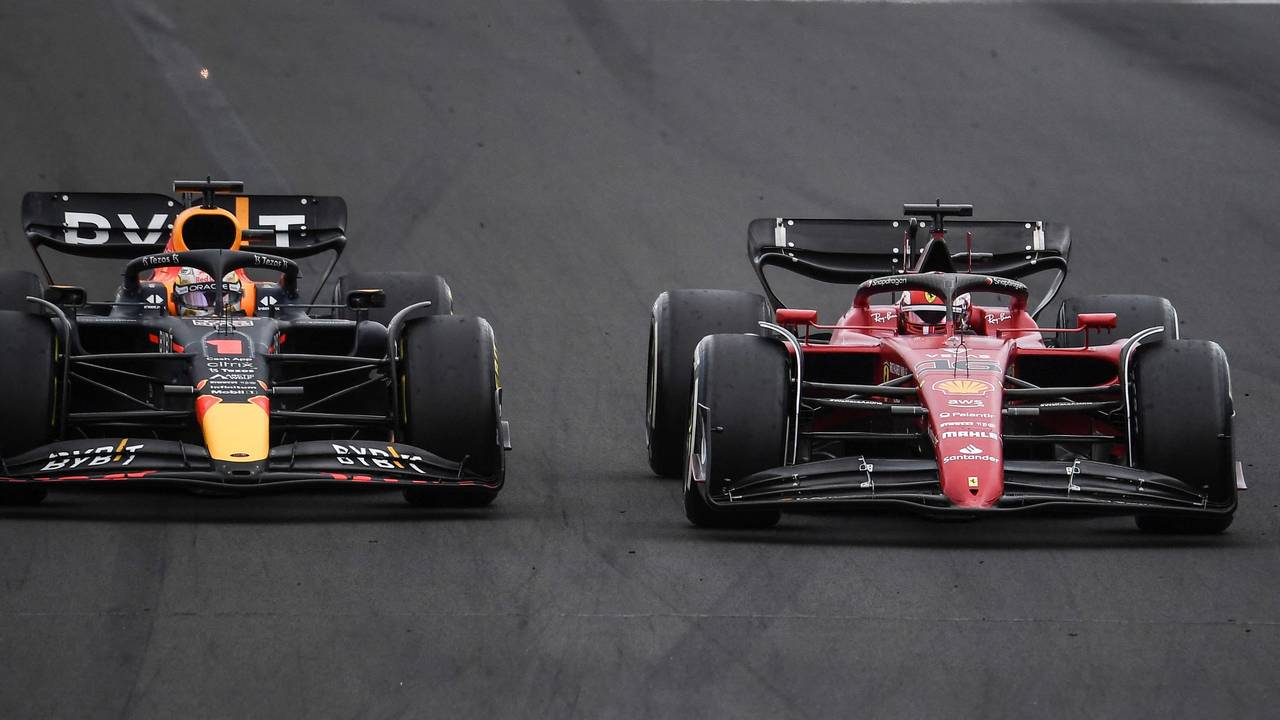 Max Verstappen überholt Charles Leclerc.