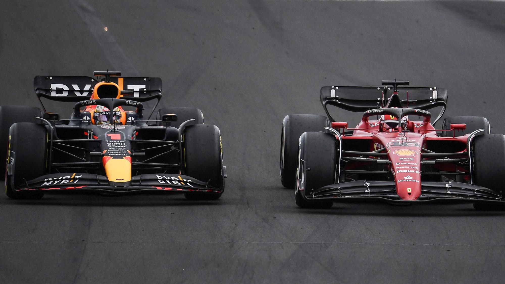 Max Verstappen überholt Charles Leclerc.