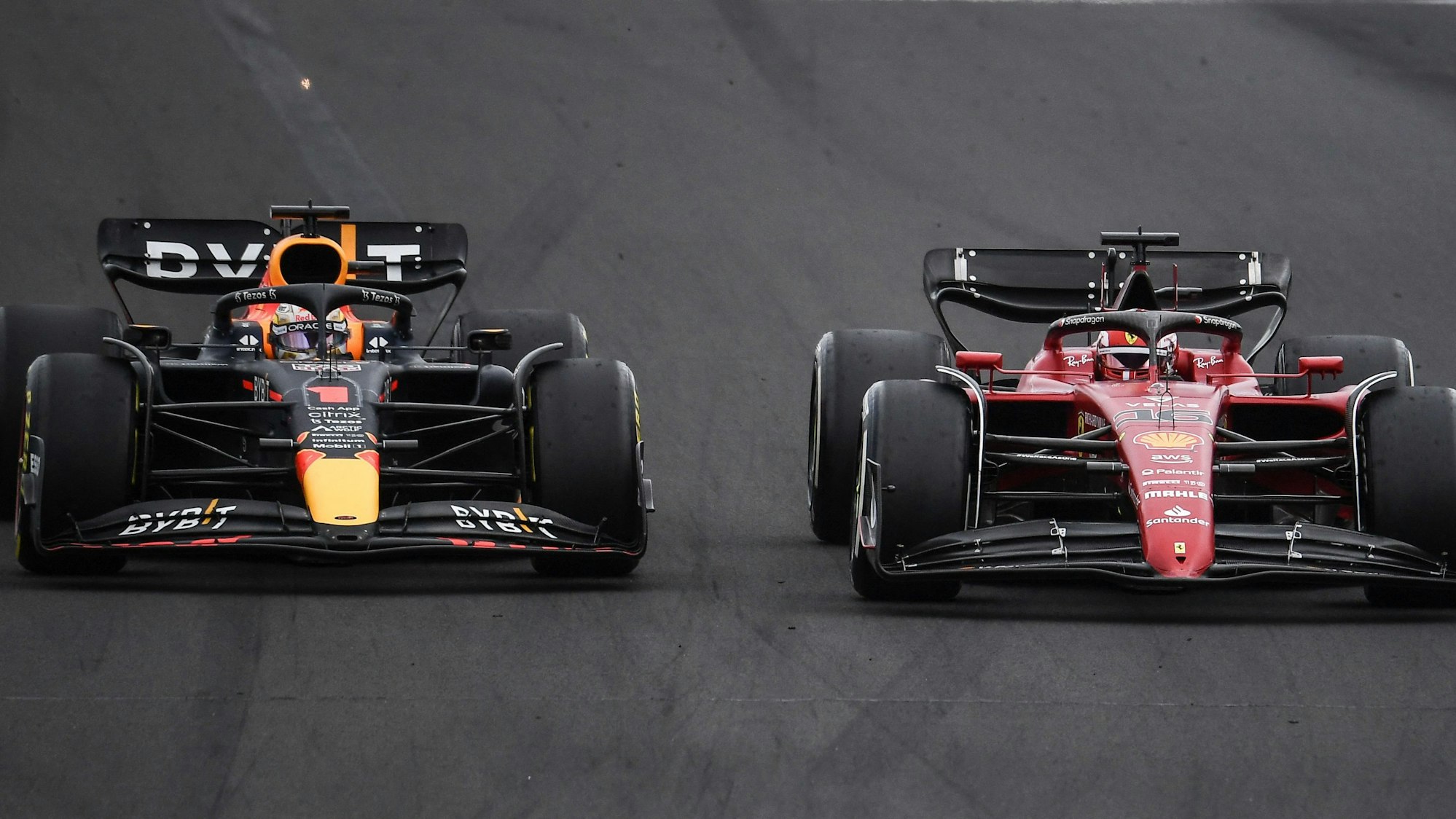 Max Verstappen überholt Charles Leclerc.