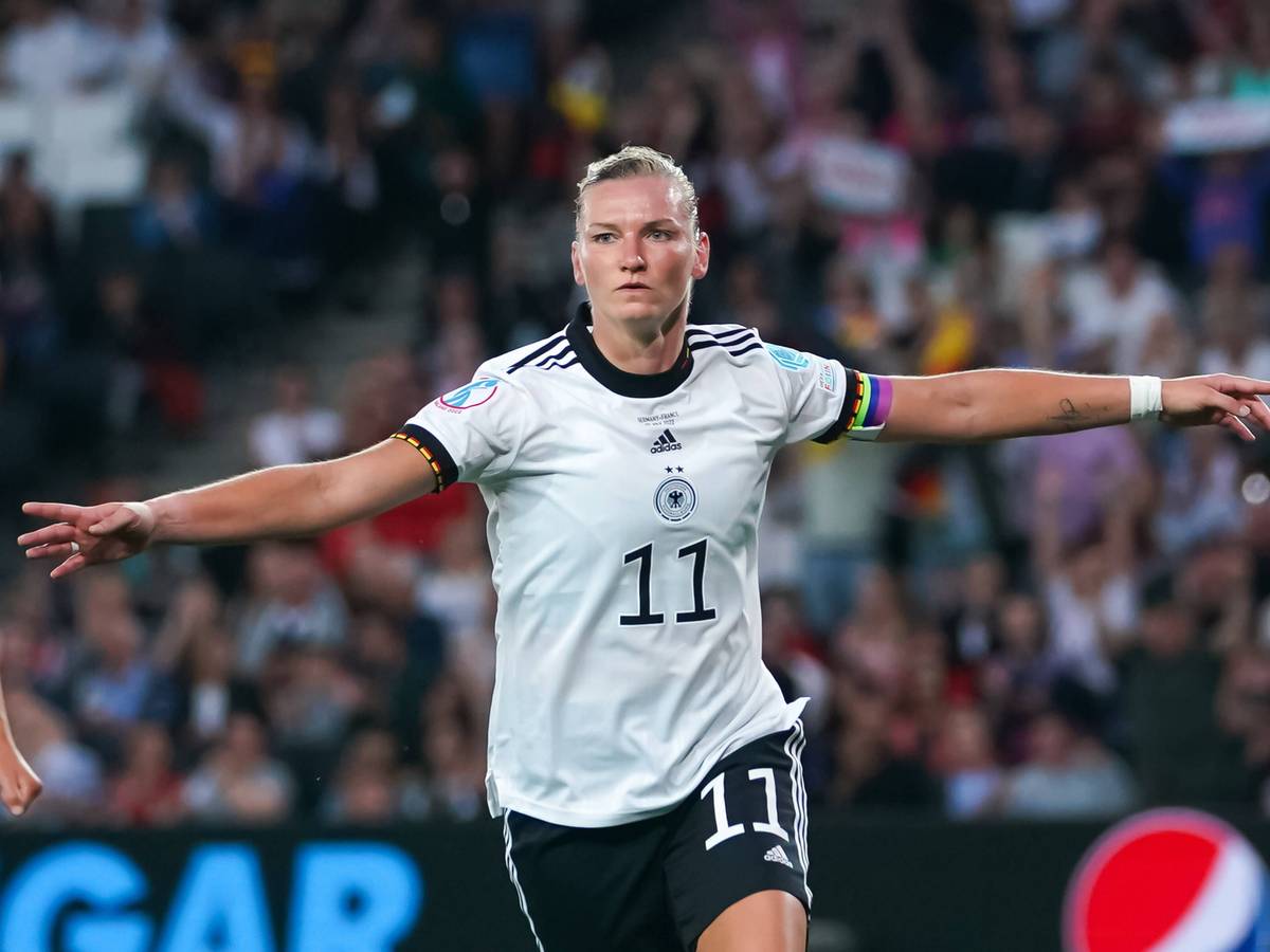 Alexandra Popp jubelt mit ausgestreckten Armen nach ihrem Treffer gegen Frankreich.