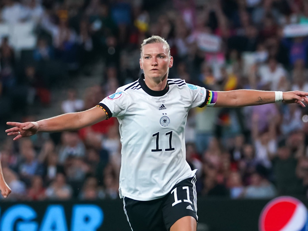 Alexandra Popp jubelt mit ausgestreckten Armen nach ihrem Treffer gegen Frankreich.