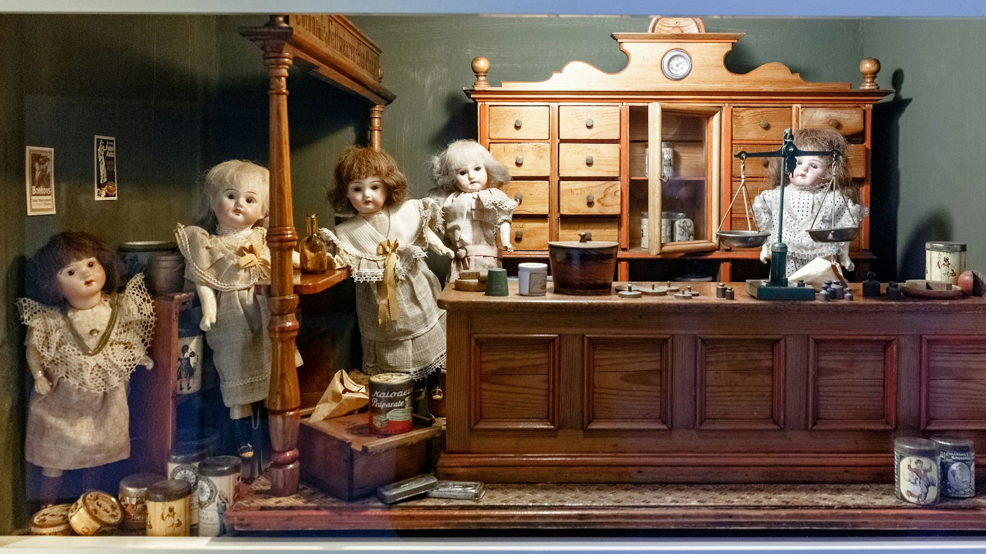 Puppen sind unter Sammlern und Sammlerinnen heiß begehrt. Das Symbolbild zeigt einen Puppen-Gemischtwarenladen aus dem 19. Jahrhundert in einer Vitrine des Puppenmuseums-Falkenstein.