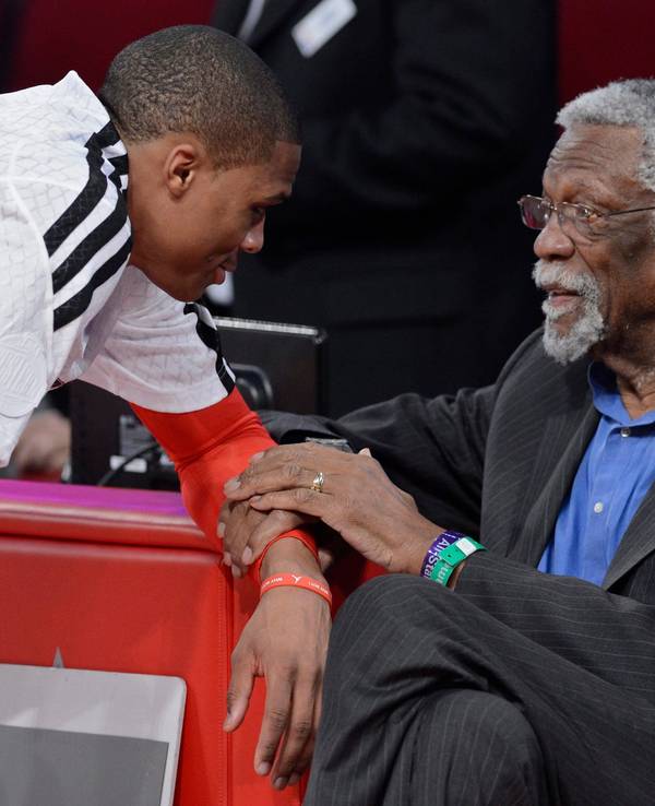 Bill Russell (r.), hier im Februar 2013 mit Russell Westbrook von Oklahoma City Thunder, ist im Alter von 88 Jahren verstorben.