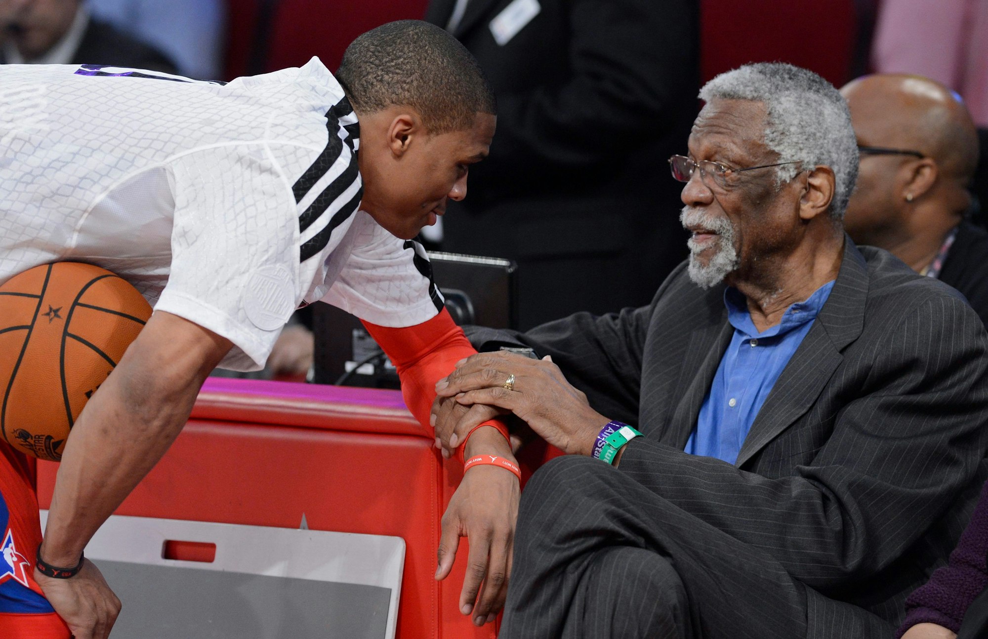 Bill Russell (r.), hier im Februar 2013 mit Russell Westbrook von Oklahoma City Thunder, ist im Alter von 88 Jahren verstorben.