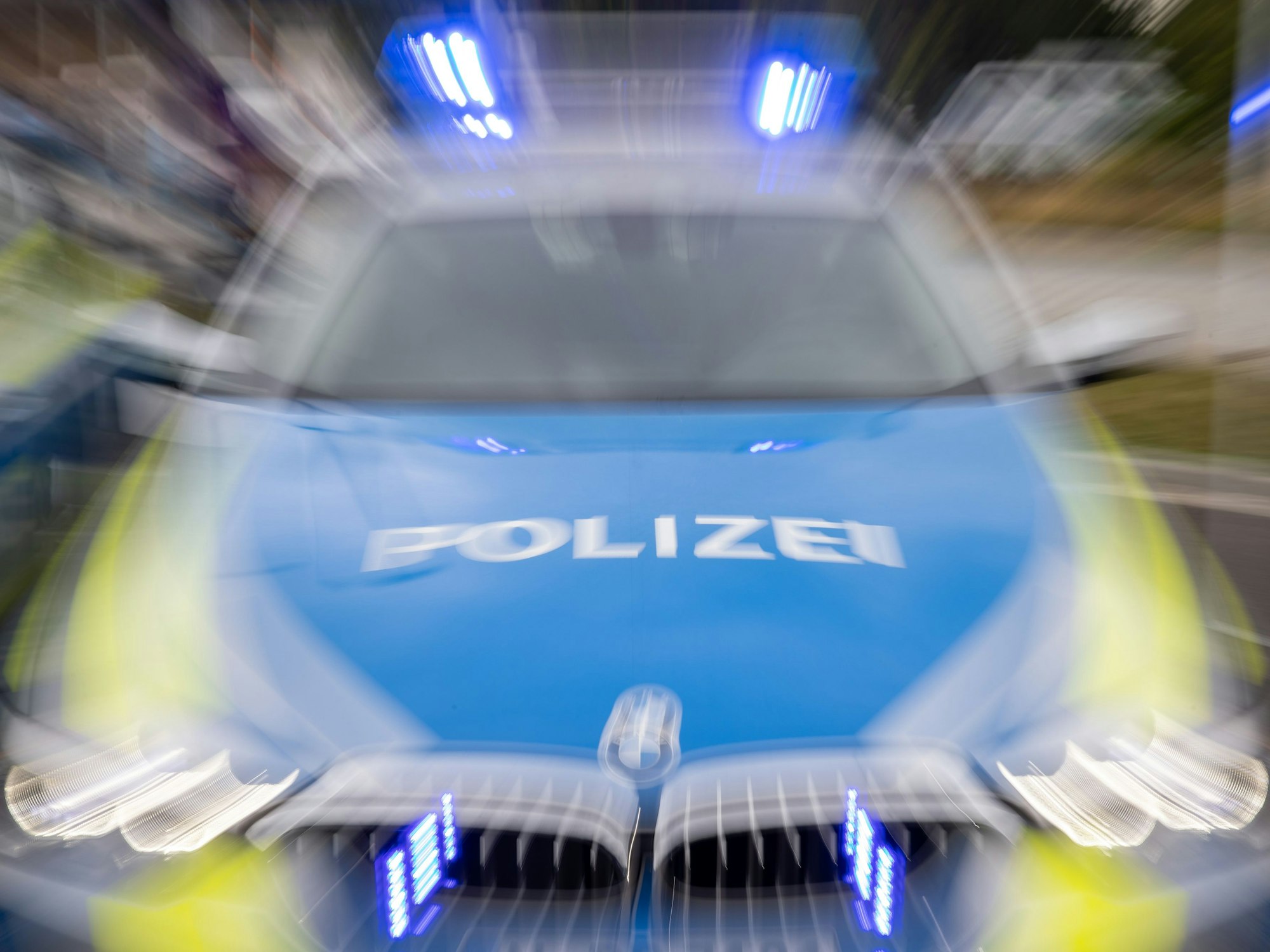 Blaulicht an einem Polizeifahrzeug.