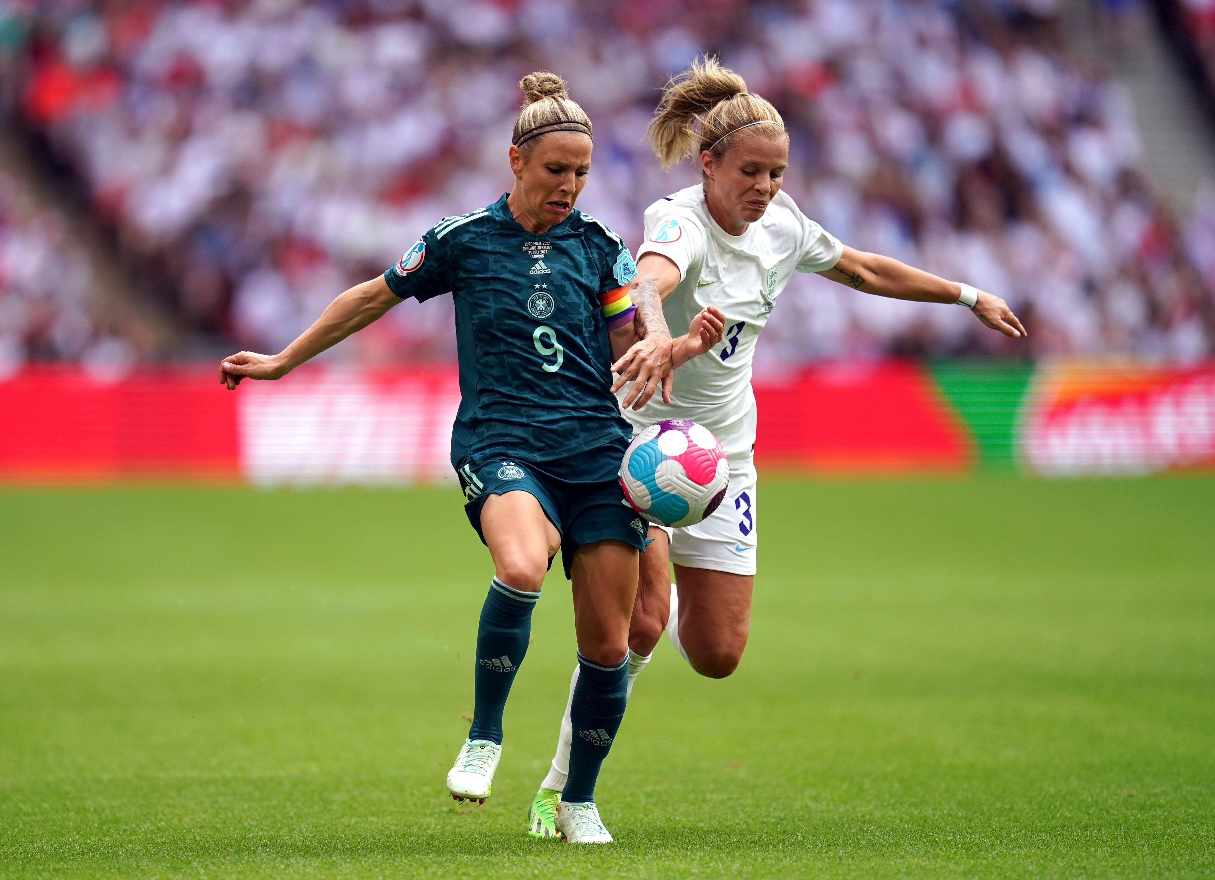 Svenja Huth kämpft mit Englands Rachel Daly um den Ball