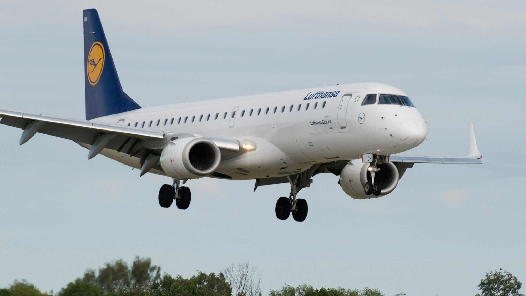 Der Lufthansa droht der nächste Warnstreik – diesmal bei den Piloten. 97,6 Prozent der Stimmberechtigten der Gewerkschaft Cockpit haben dafür gestimmt. Unser Foto zeigt ein Flugzeug der Lufthansa auf dem Flughafen Heringsdorf.picture alliance/dpa