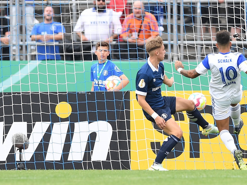 Schalkes Rodrigo Zalazar (r) erzielt das Tor zum 0:1, Mats Kaiser vom Bremer SV kann es nicht verhindern.