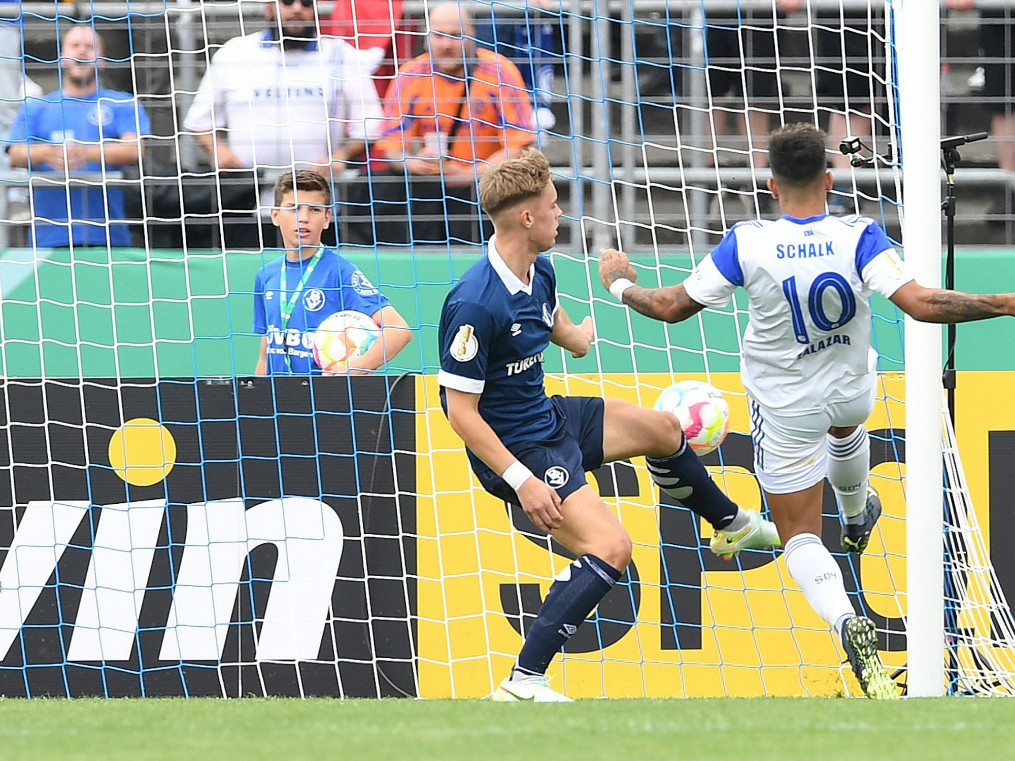 Schalkes Rodrigo Zalazar (r) erzielt das Tor zum 0:1, Mats Kaiser vom Bremer SV kann es nicht verhindern.