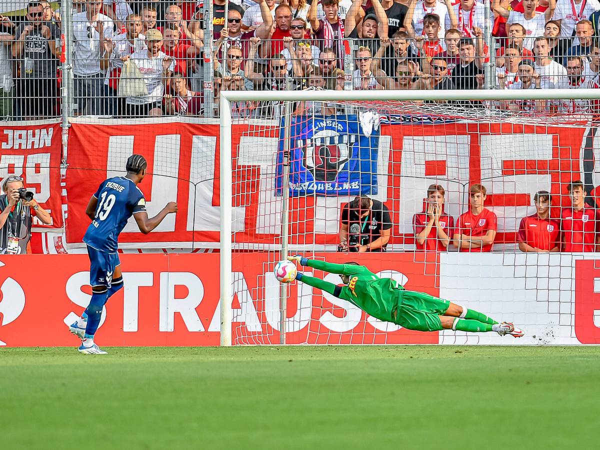 Kingsley Ehizibue scheitert im Elfmeterschießen an Dejan Stojanovic.