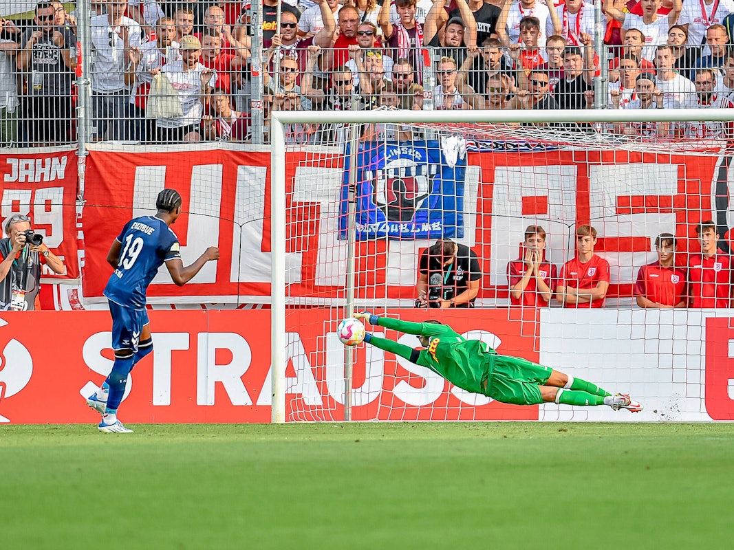 Kingsley Ehizibue scheitert im Elfmeterschießen an Dejan Stojanovic.