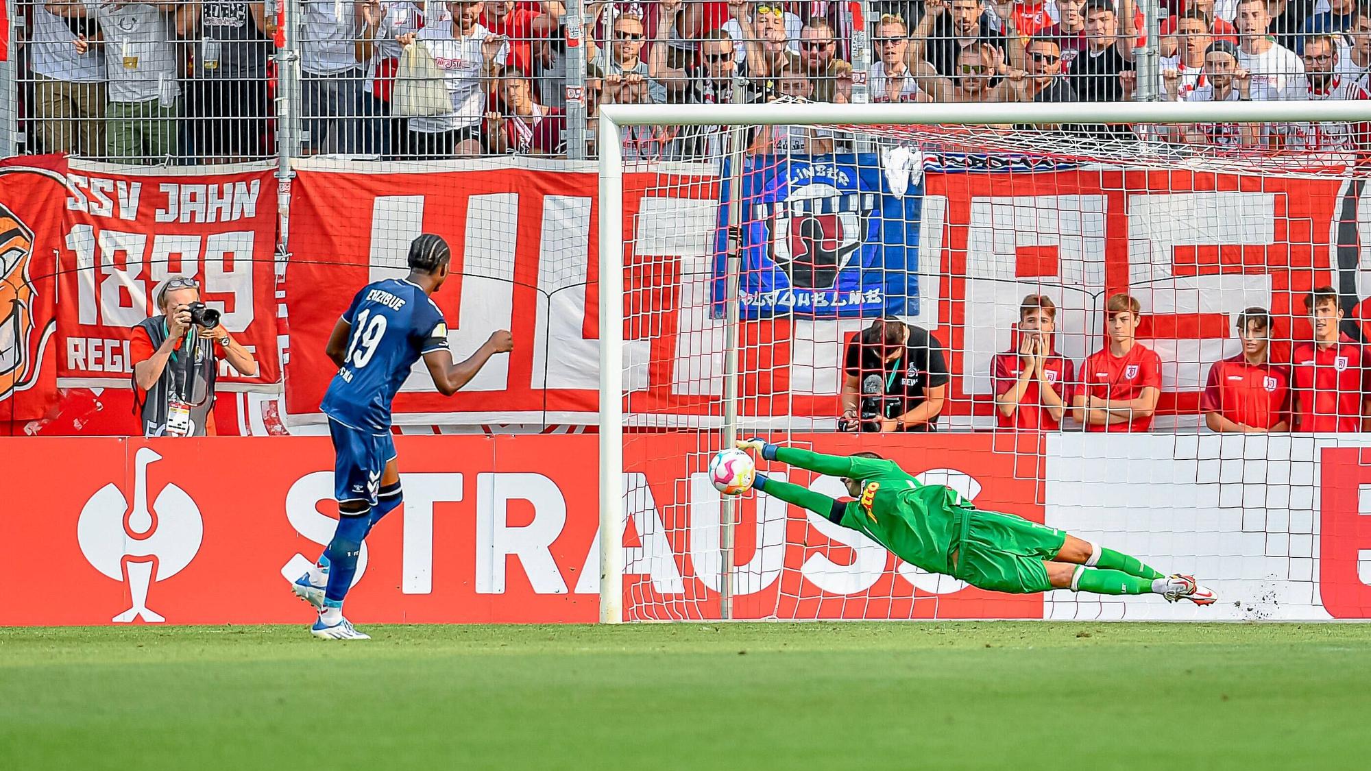 Kingsley Ehizibue scheitert im Elfmeterschießen an Dejan Stojanovic.