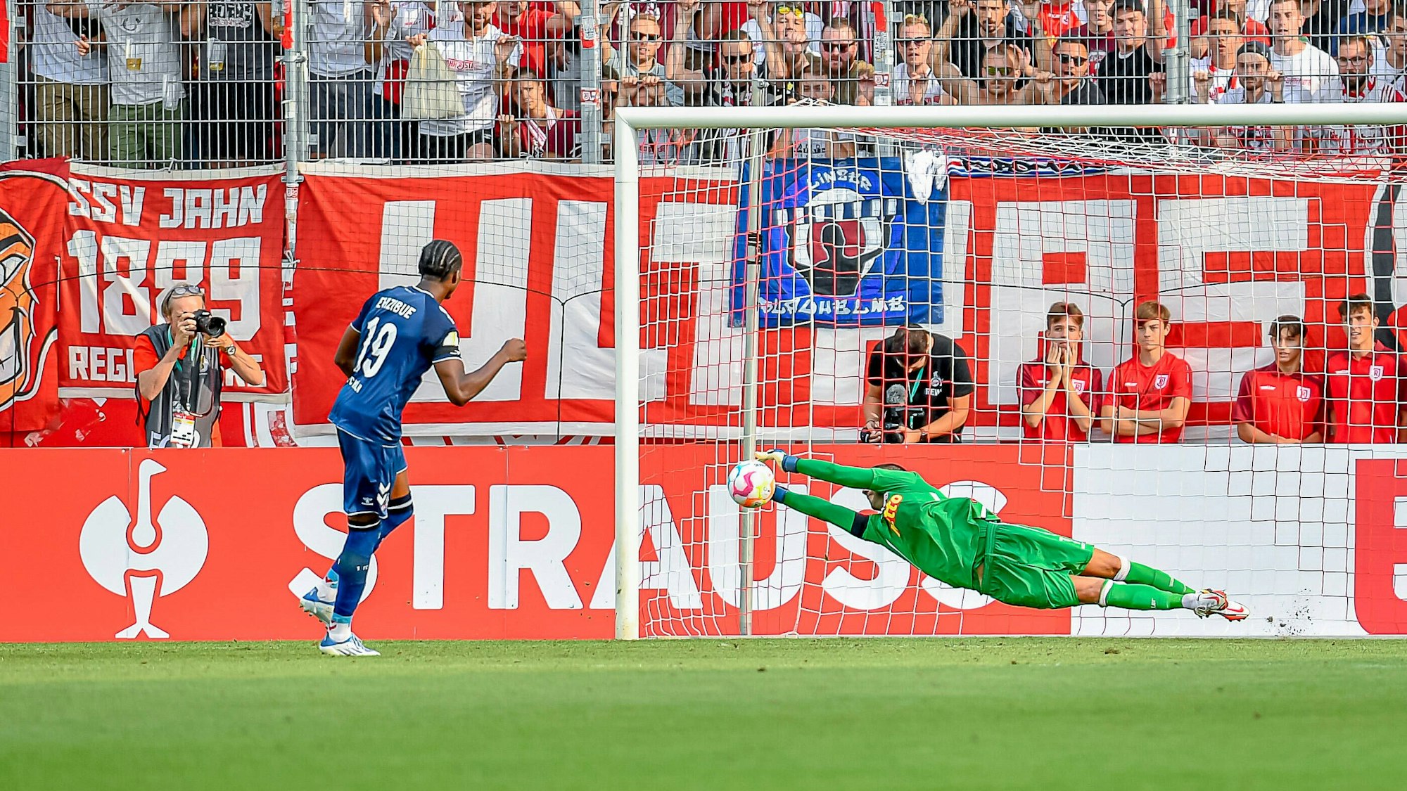 Kingsley Ehizibue scheitert im Elfmeterschießen an Dejan Stojanovic.