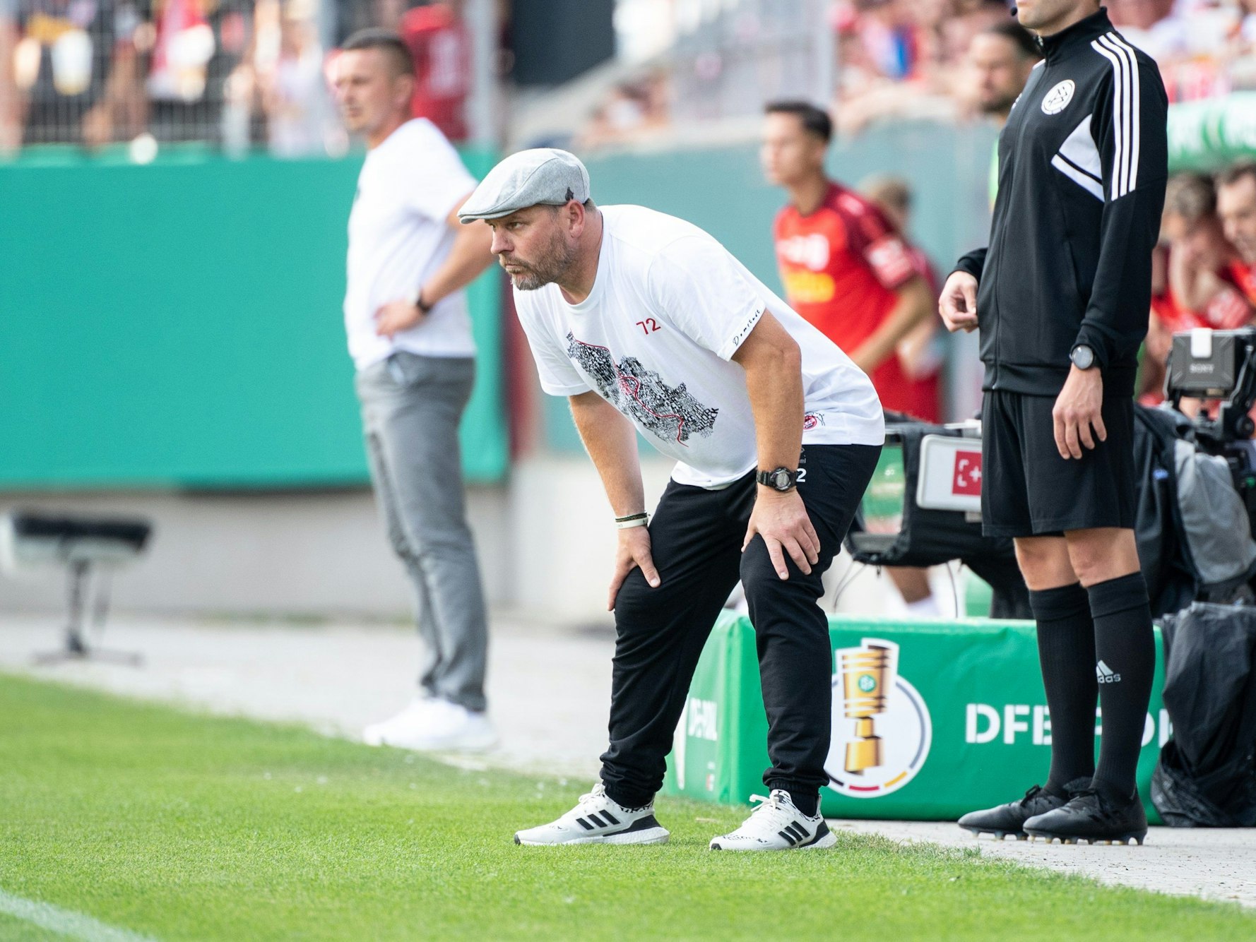Steffen Baumgart sieht das Pokal-Aus des 1. FC Köln in Regensburg.
