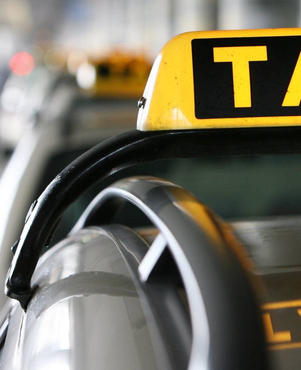 Nach der Ankunft in Leverkusen rastete ein 25-Jähriger aus. Er landete im Polizeigewahrsam der Kölner Polizei. Das Foto zeigt ein Taxi am Hamburger Flughafen.