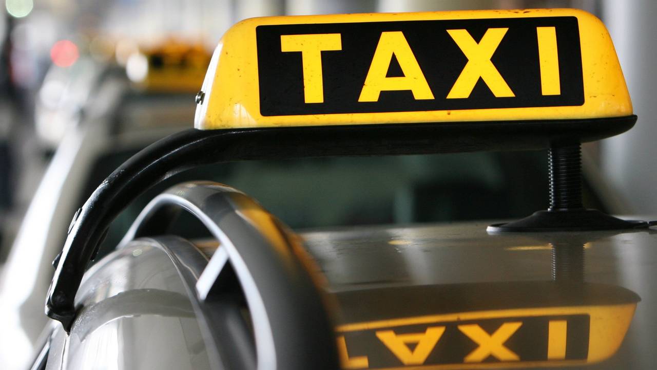 Nach der Ankunft in Leverkusen rastete ein 25-Jähriger aus. Er landete im Polizeigewahrsam der Kölner Polizei. Das Foto zeigt ein Taxi am Hamburger Flughafen.