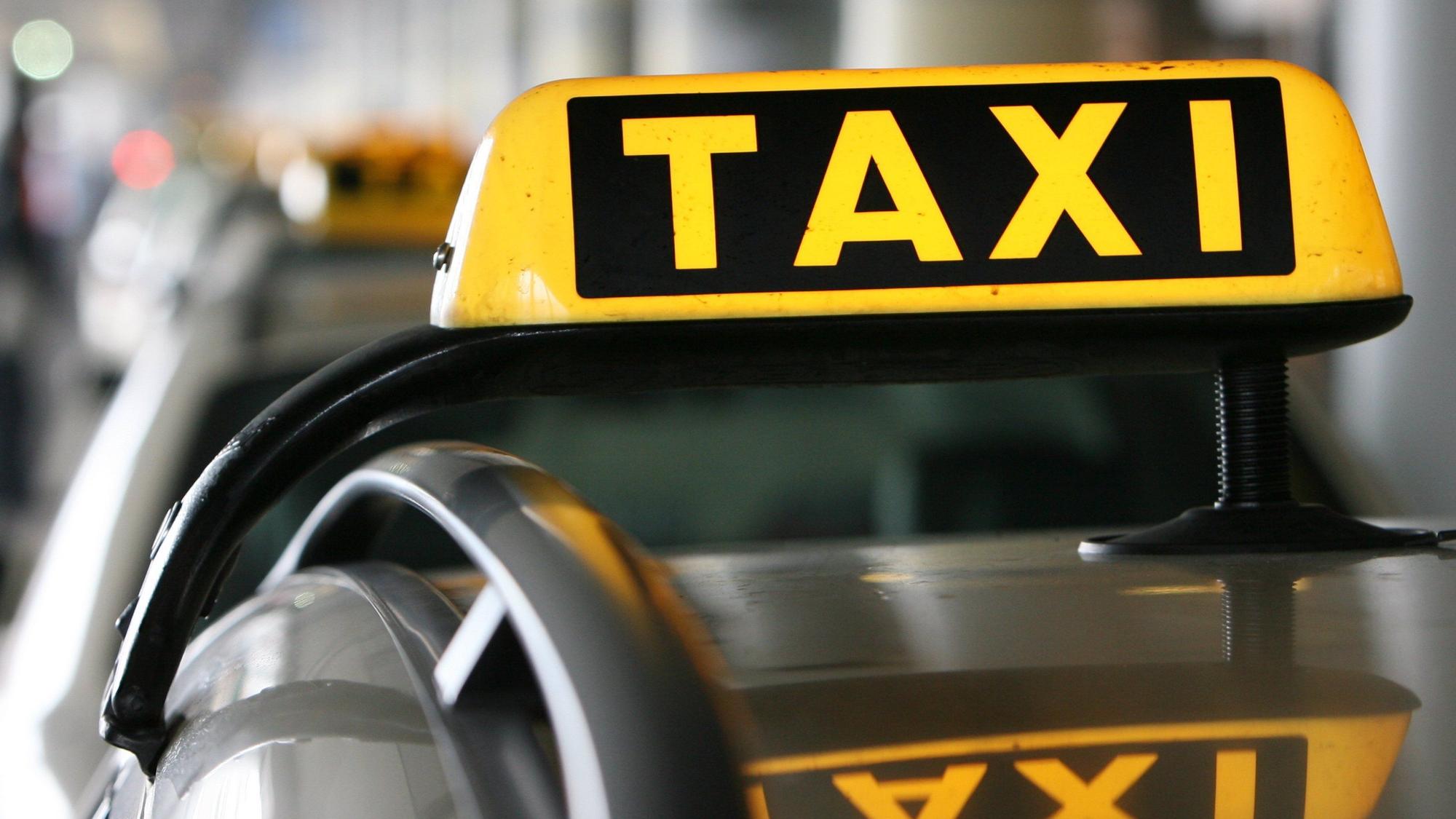 Nach der Ankunft in Leverkusen rastete ein 25-Jähriger aus. Er landete im Polizeigewahrsam der Kölner Polizei. Das Foto zeigt ein Taxi am Hamburger Flughafen.