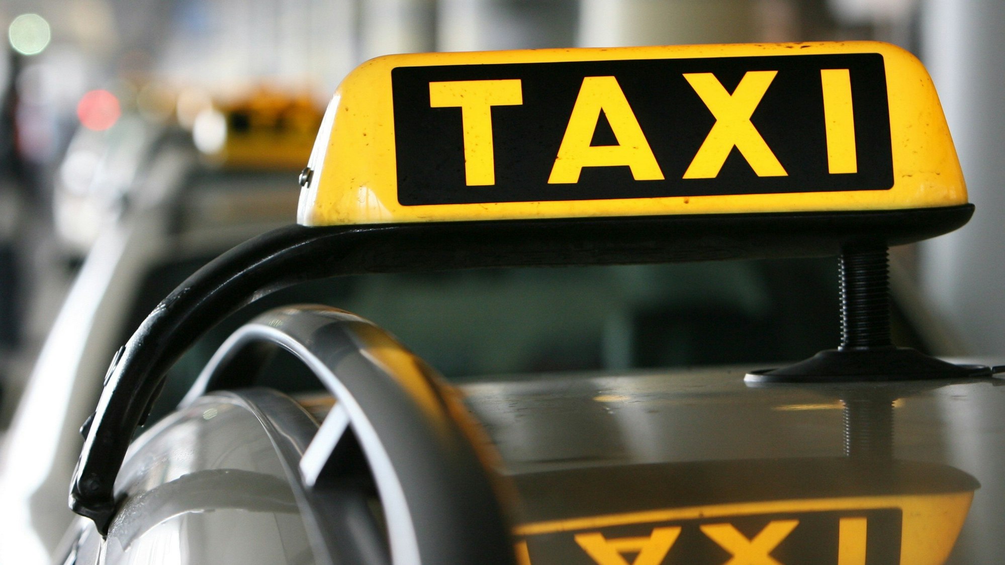 Nach der Ankunft in Leverkusen rastete ein 25-Jähriger aus. Er landete im Polizeigewahrsam der Kölner Polizei. Das Foto zeigt ein Taxi am Hamburger Flughafen.