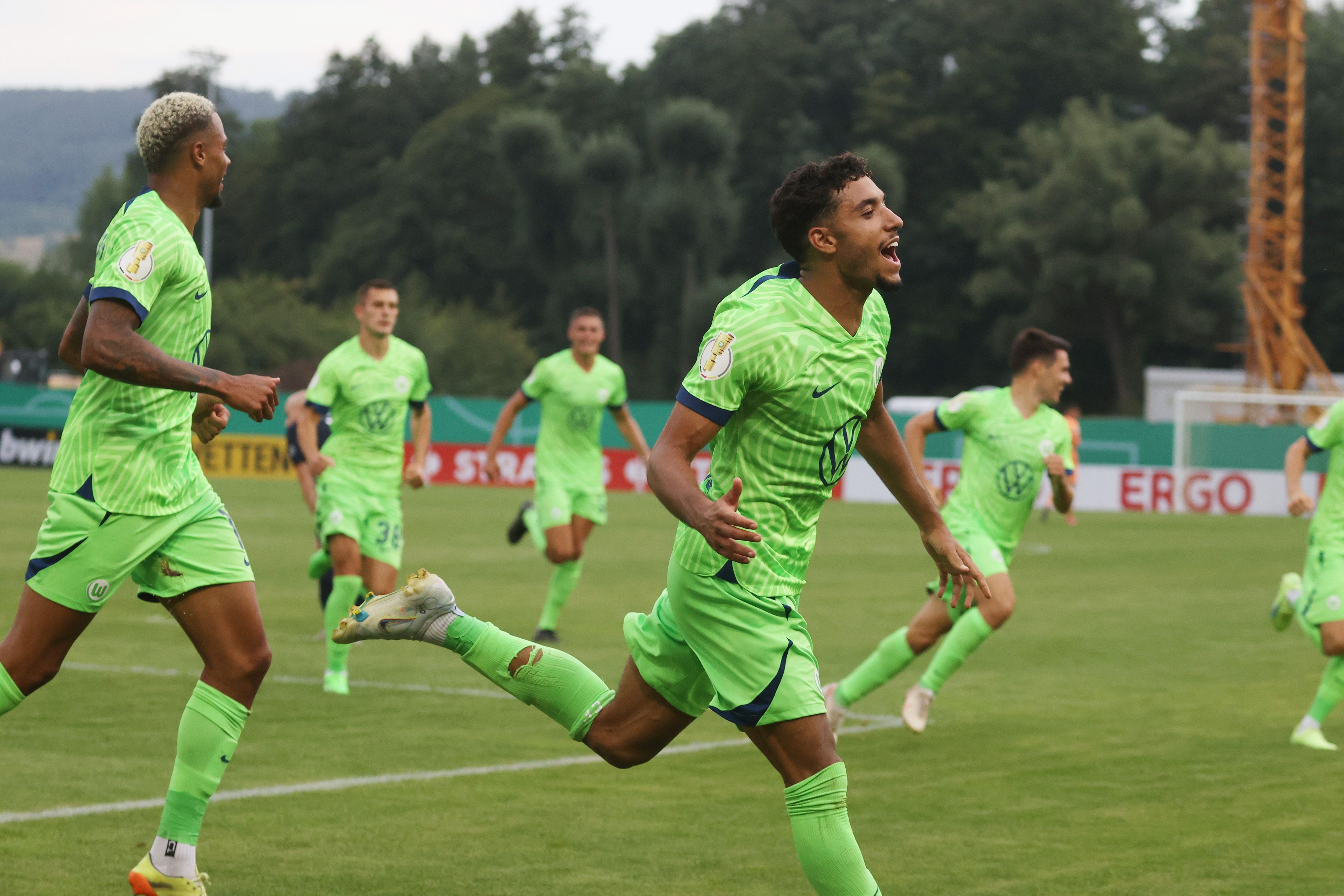 Wolfsburgs Omar Marmoush jubelt nach dem Tor zum 1:0.