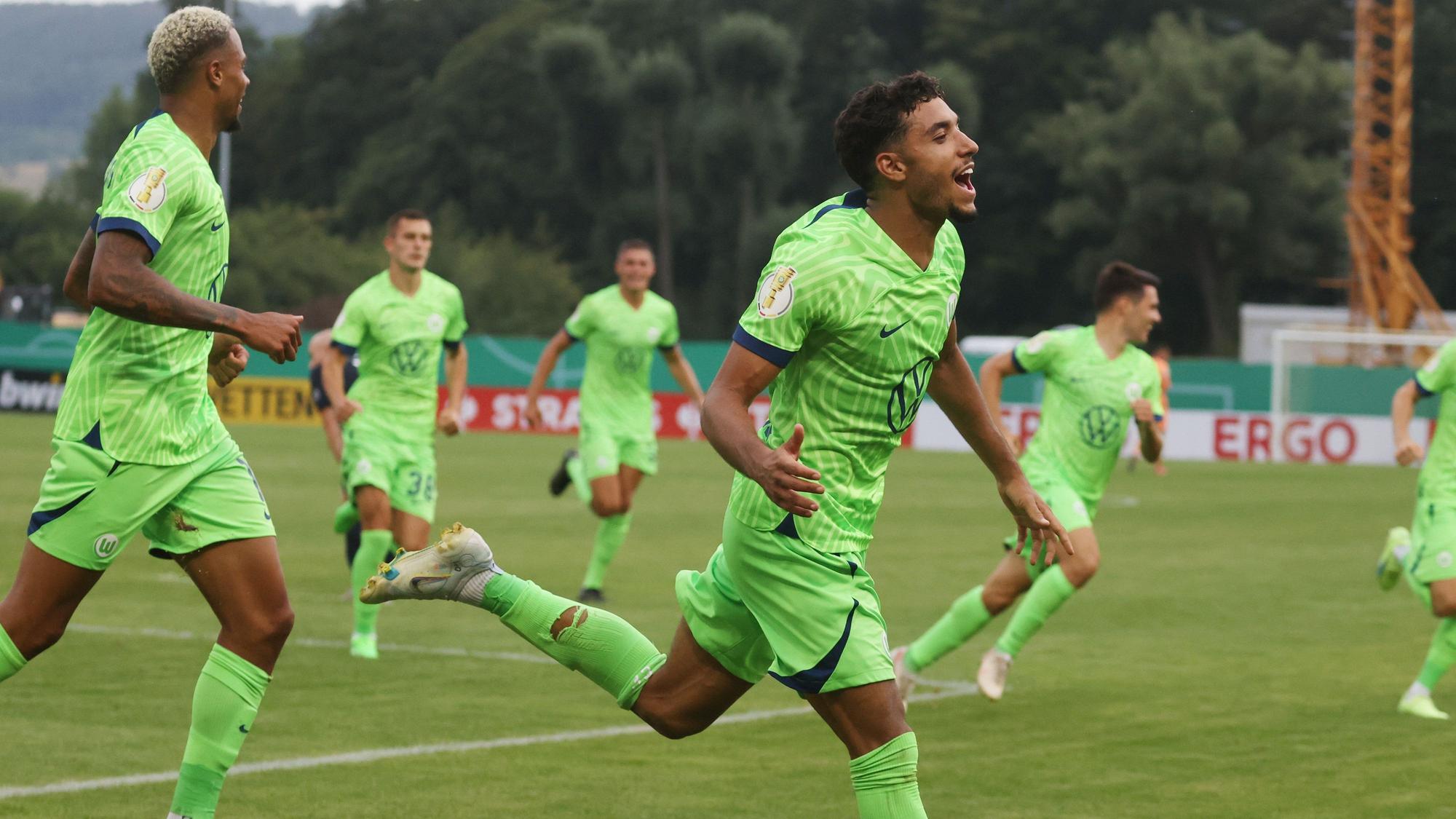 Wolfsburgs Omar Marmoush jubelt nach dem Tor zum 1:0.