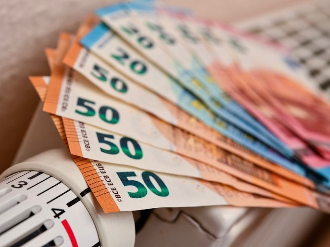 Euroscheine liegen auf einer Heizung in einer Wohnung.