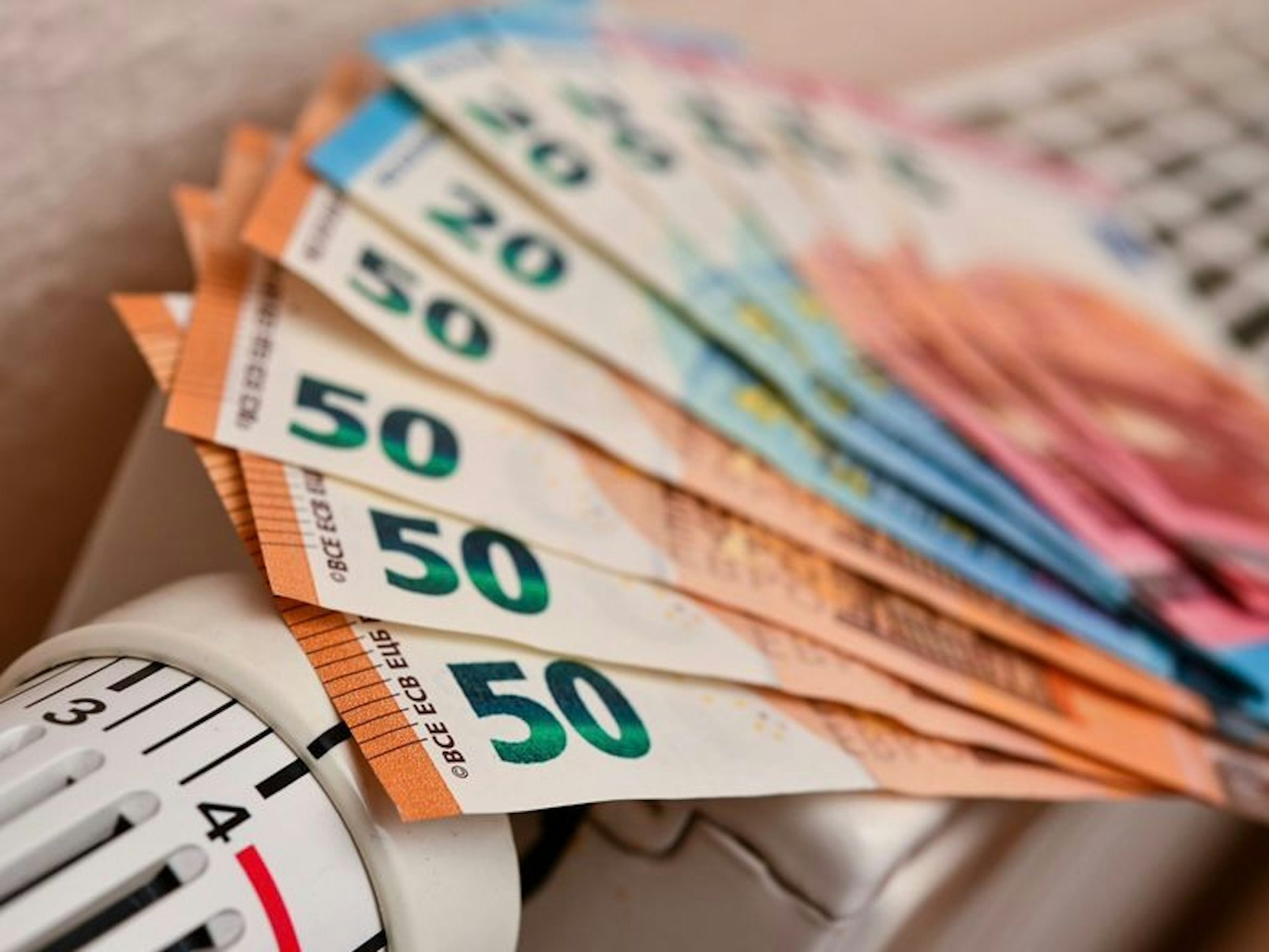 Euroscheine liegen auf einer Heizung in einer Wohnung.