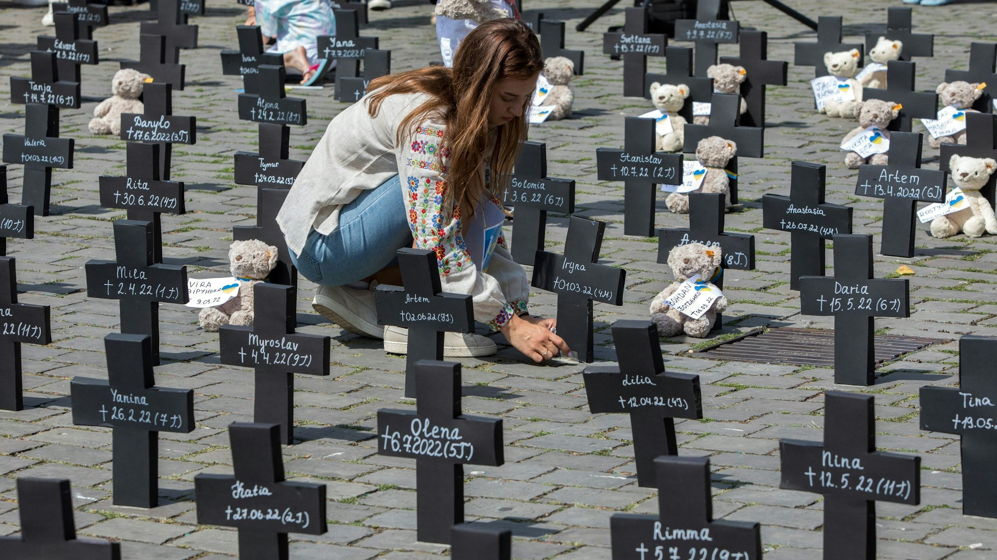 Schwarze Kreuze auf dem Heumarkt in Köln: Es handelte sich um eine Protestaktion des Blau-Gelben Kreuzes.
