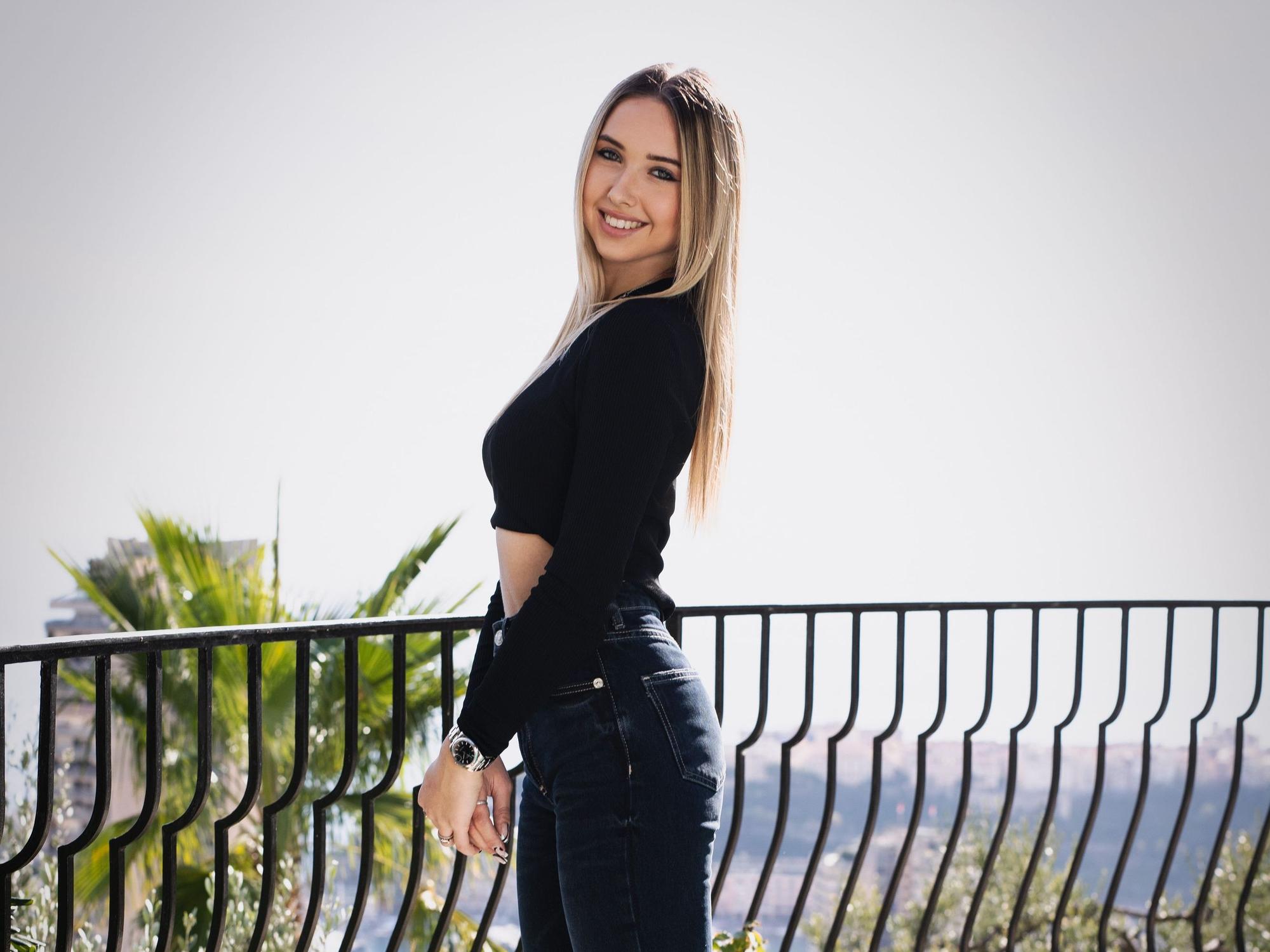 Shania Geiss posiert für ein Foto.