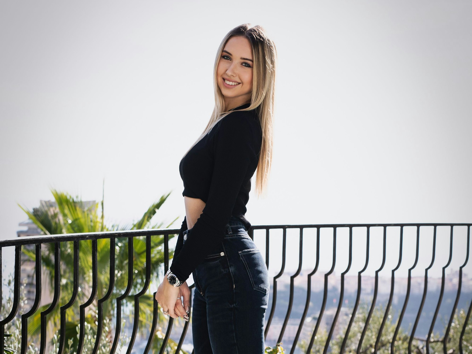 Shania Geiss posiert für ein Foto.