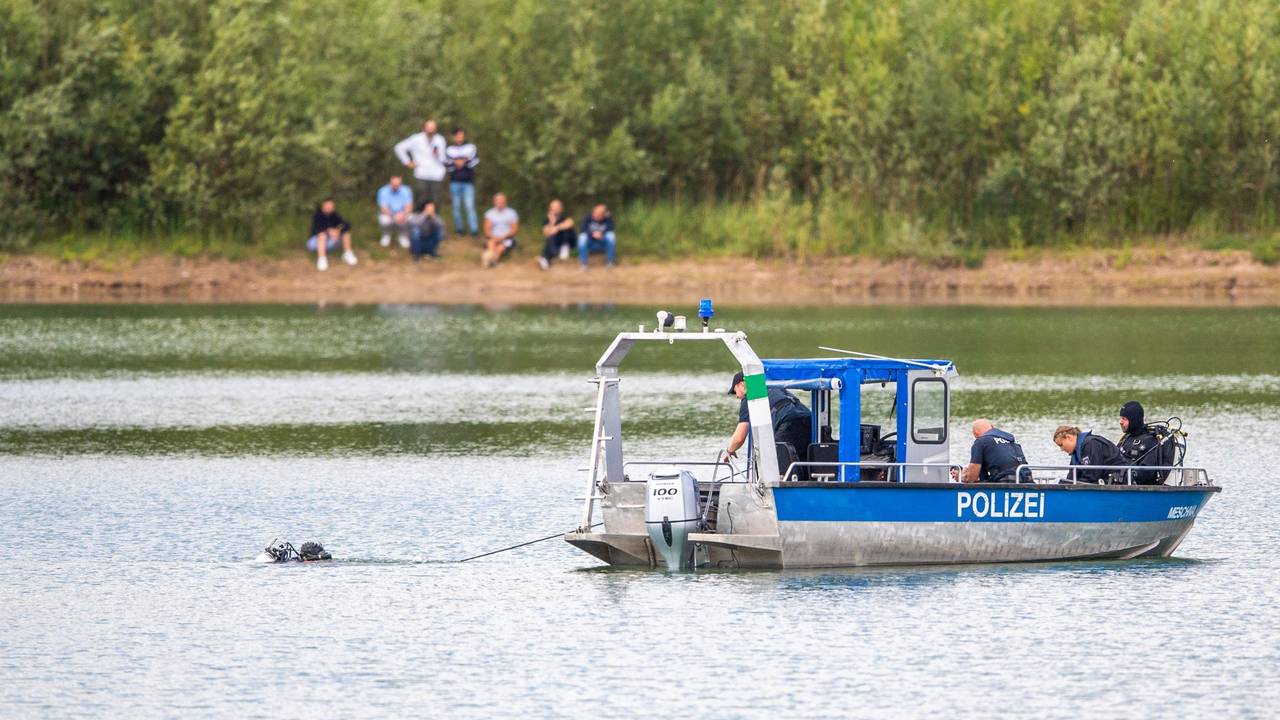 Ein Polizeiboot mit Tauchern der Taucheinheit Bochum ist auf einem Kiesteich in Porta Westfalica im Einsatz, an dem am Sonntag (24.07.2022) aus ungeklärten Gründen beim Baden zwei Personen nicht mehr aufgetaucht sind.