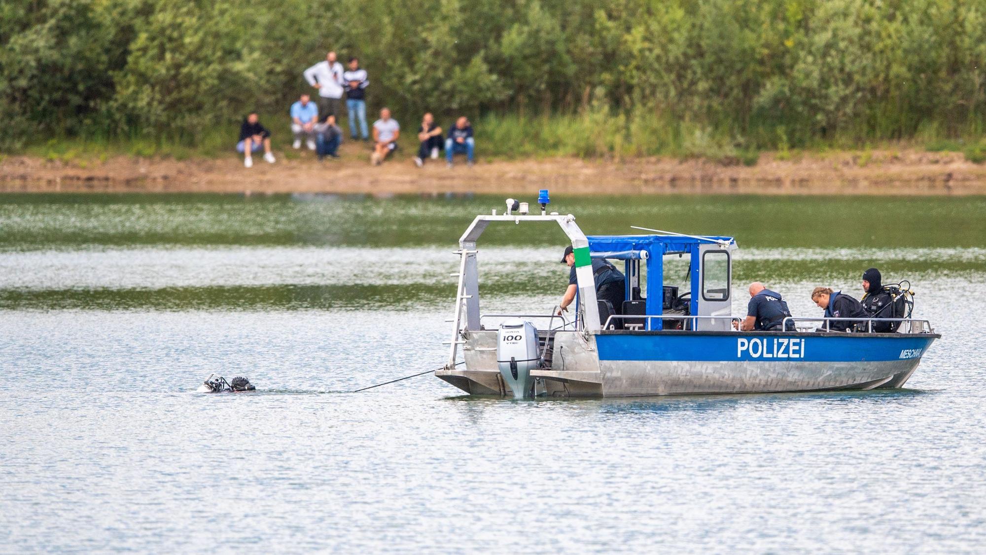 Ein Polizeiboot mit Tauchern der Taucheinheit Bochum ist auf einem Kiesteich in Porta Westfalica im Einsatz, an dem am Sonntag (24.07.2022) aus ungeklärten Gründen beim Baden zwei Personen nicht mehr aufgetaucht sind.