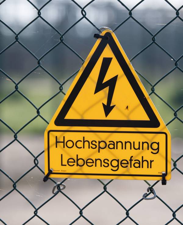 Ein Schild mit der Aufschrift „Hochspannung Lebensgefahr“ hängt an einem Zaun.In Remscheid hat es am Sonntagabend einen Stromausfall gegeben.