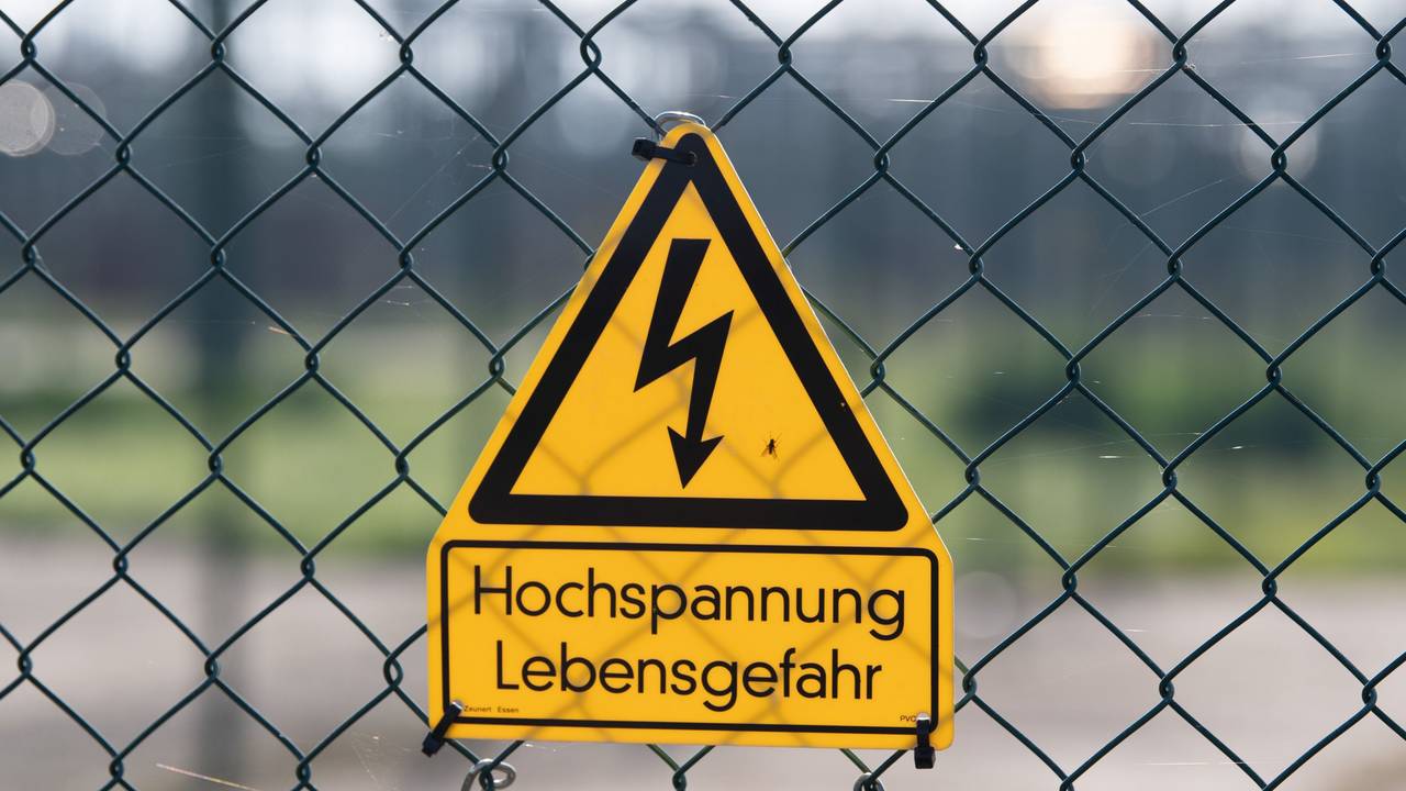 Ein Schild mit der Aufschrift „Hochspannung Lebensgefahr“ hängt an einem Zaun.In Remscheid hat es am Sonntagabend einen Stromausfall gegeben.