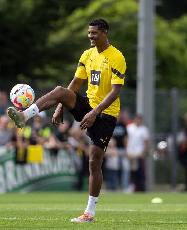 Training Borussia Dortmund auf dem vereinseigenen Trainingsgelände: Dortmunds Sebastien Haller hält lachend den Ball hoch.