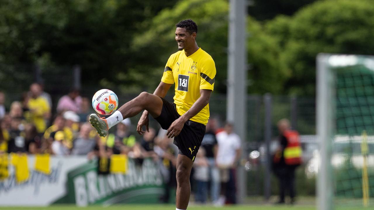Training Borussia Dortmund auf dem vereinseigenen Trainingsgelände: Dortmunds Sebastien Haller hält lachend den Ball hoch.