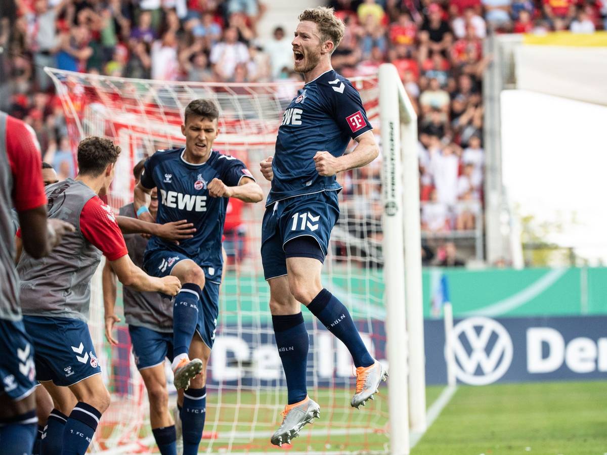 Die Spieler des 1. FC Köln jubeln über ein Tor im DFB-Pokal