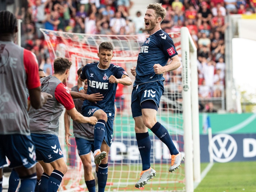 Die Spieler des 1. FC Köln jubeln über ein Tor im DFB-Pokal