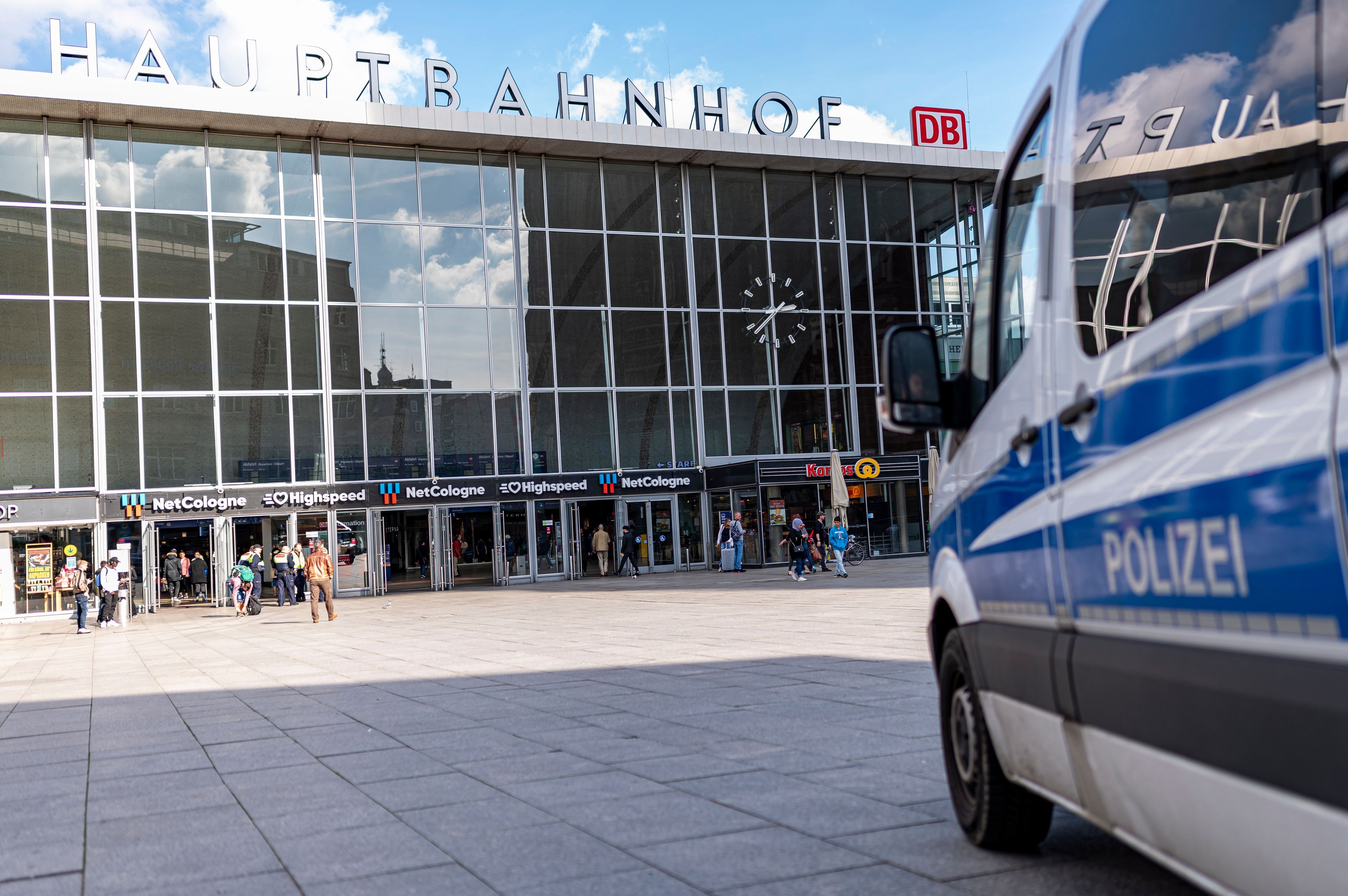 Das Foto aus dem Jahr 2021 zeigt den Vorplatz des Kölner Hauptbahnhofs und ein Fahrzeug der Polizei.