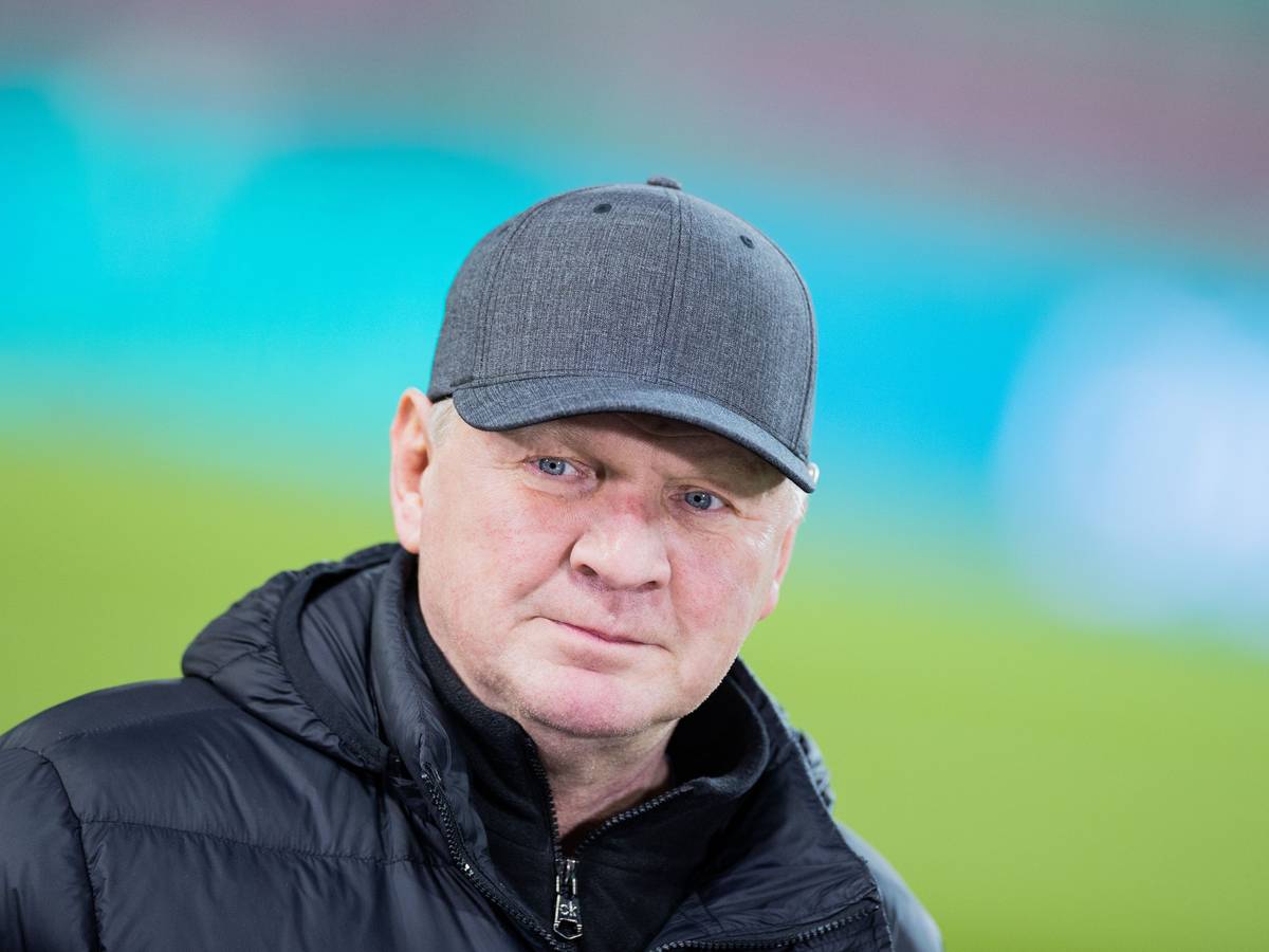 Stefan Effenberg steht mit Kappe im Kölner Rhein-Energie-Stadion.
