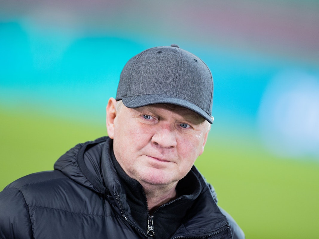 Stefan Effenberg steht mit Kappe im Kölner Rhein-Energie-Stadion.