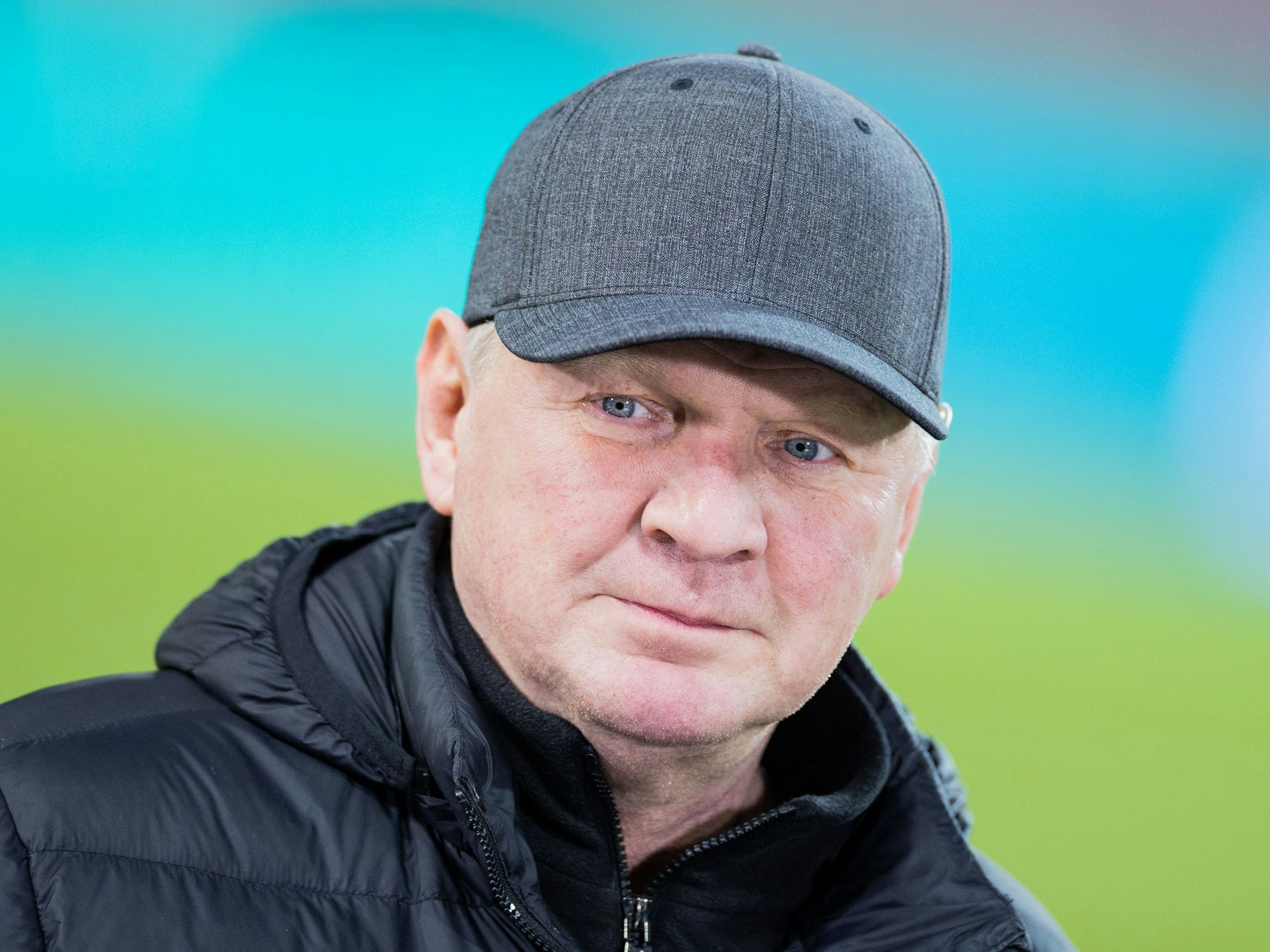 Stefan Effenberg steht mit Kappe im Kölner Rhein-Energie-Stadion.