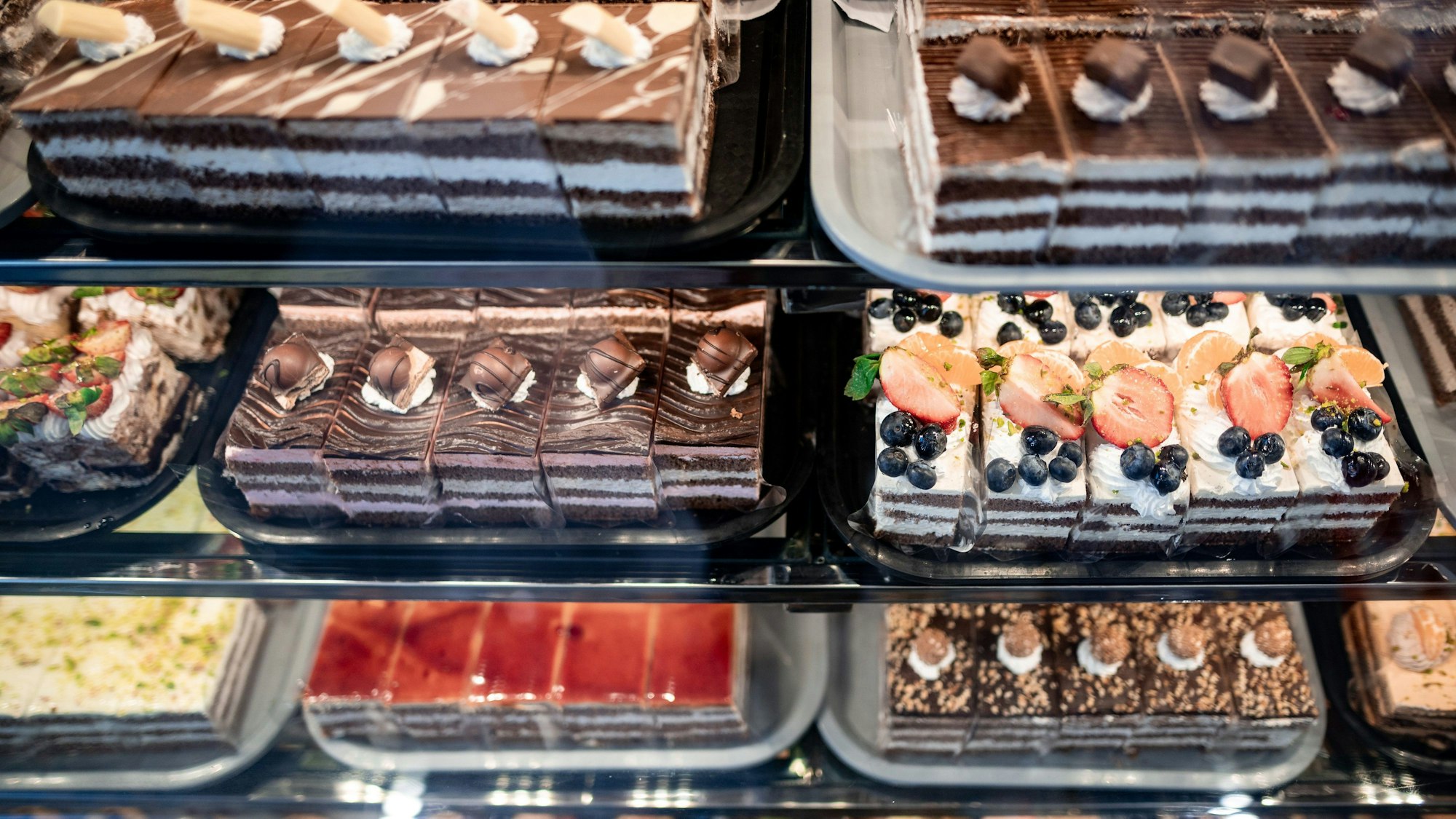 Küchenstücke liegen in der Theke im Lokal aus.