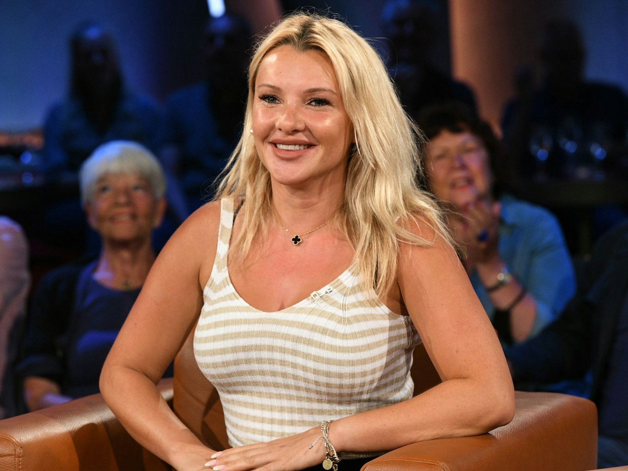 Evelyn Burdecki gestand in der „NDR Talk Show“, dass sie lieber „normale“ Männer daten möchte statt irgendwelche „Show-Äffchen“.