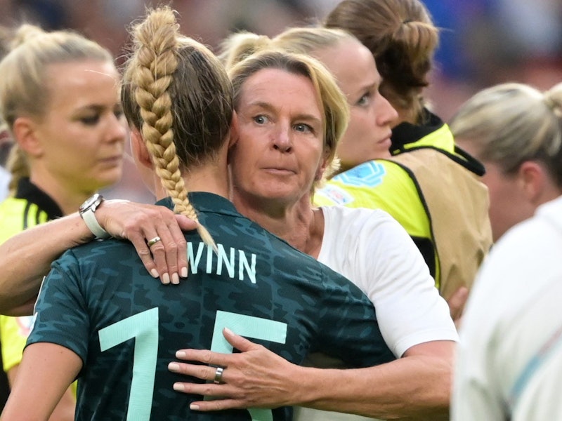 Bundestrainerin Martina Voss-Tecklenburg umarmt Giulia Gwinn nach der Niederlage im EM-Finale 2022 gegen England.