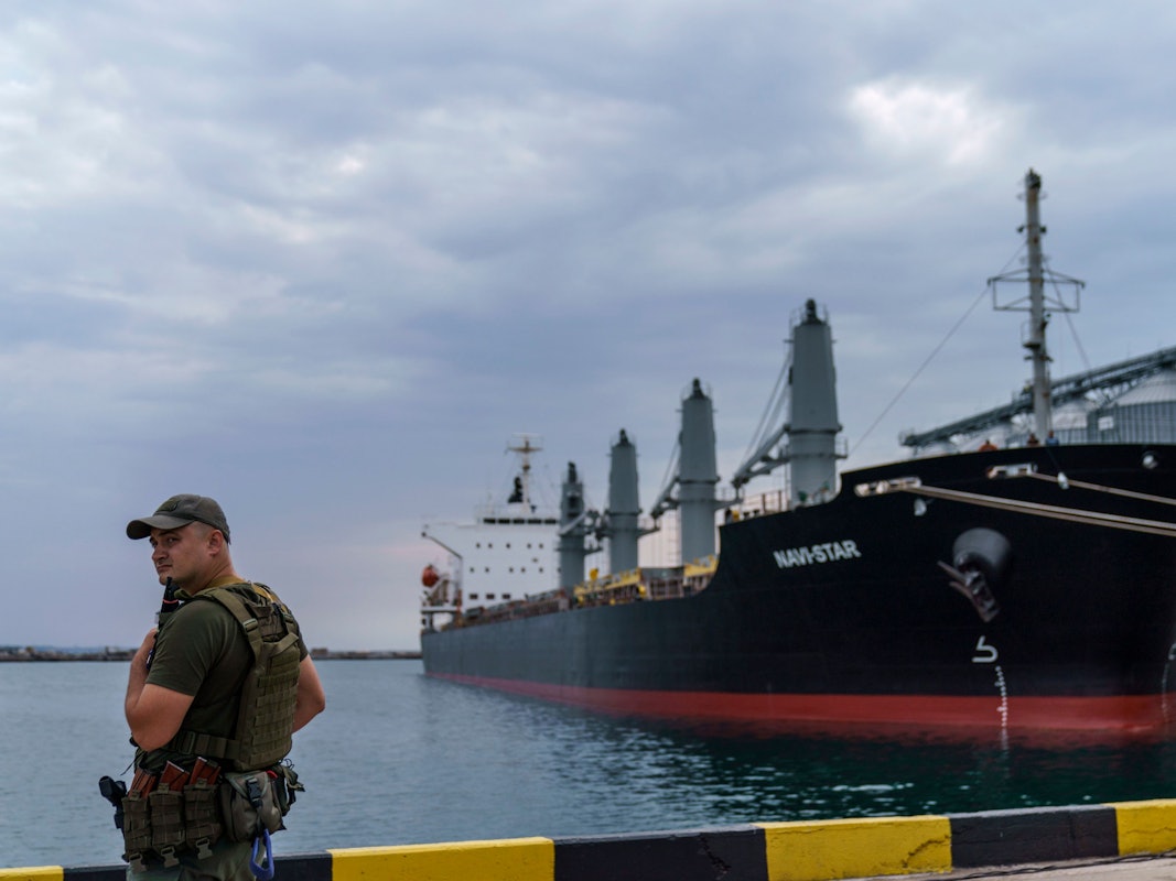 Dieses mit Getreide beladene Schiff wartet darauf, den Hafen von Odesa zu verlassen. Das Foto wurde am 29. Juli aufgenommen.