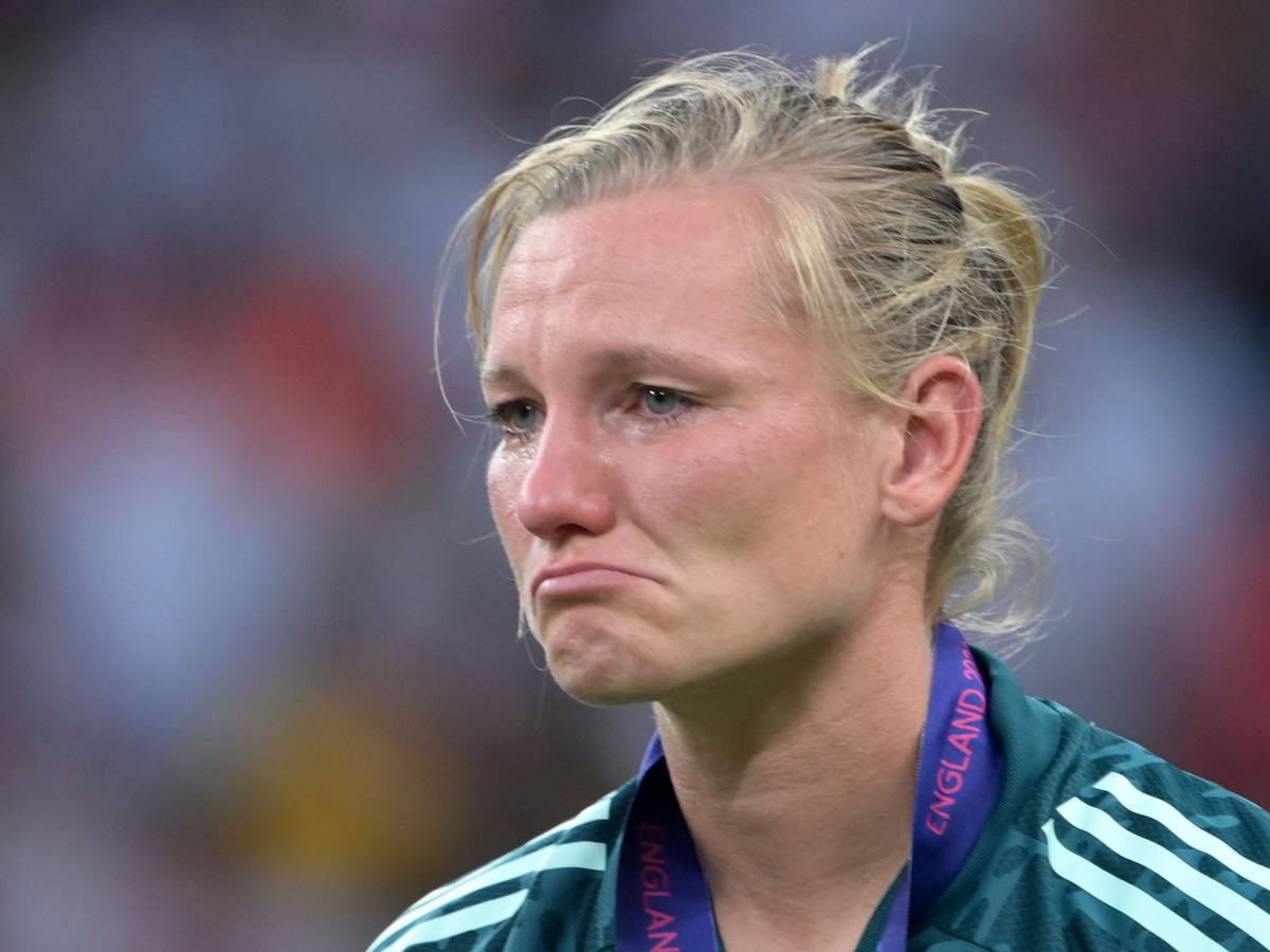 Alexandra Popp weint mit hängenden Mundwinkeln nach dem verlorenen EM-Finale mit Deutschland.